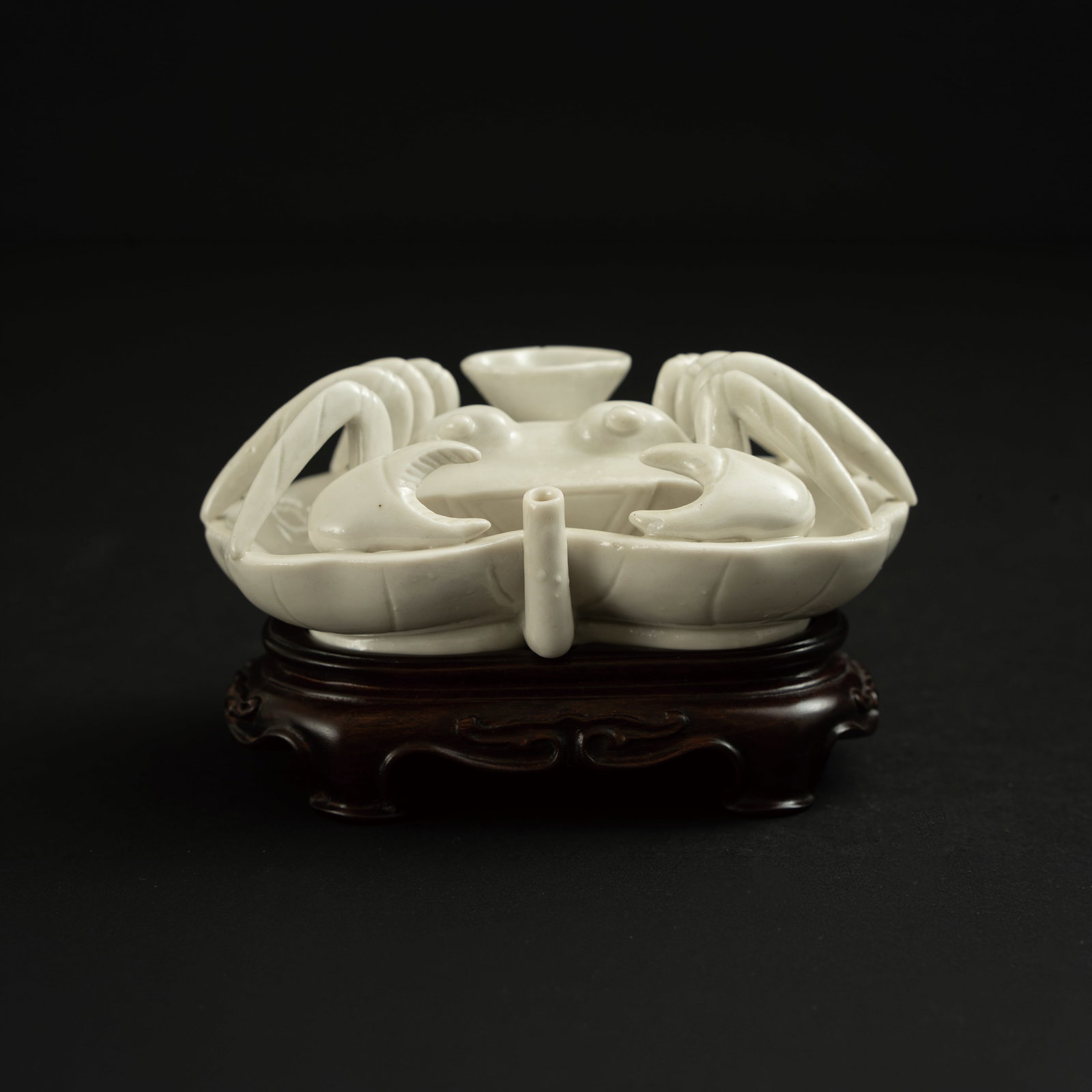 A DEHUA WHITE-GLAZED 'CRAB AND LOTUS LEAF' WATER DROPPER LATE MING / EARLY QING DYNASTY 明: A DEHUA WHITE-GLAZED 'CRAB AND LOTUS LEAF' WATER DROPPERLATE MING / EARLY QING DYNASTY明末清初 德化窑白釉“一甲一名&#