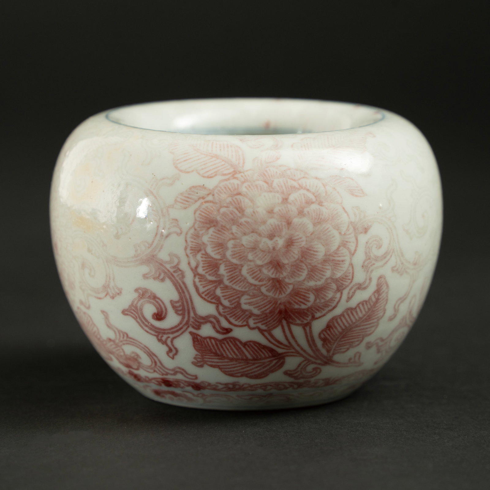 AN UNDERGLAZE-RED 'FLORAL' WATER POT Guangxu PERIOD, QING DYNASTY 釉里红缠: AN UNDERGLAZE-RED 'FLORAL' WATER POTGuangxu PERIOD, QING DYNASTY釉里红缠枝花卉纹水丞清 光绪ESTIMATE: $1500~$2500Descriptio