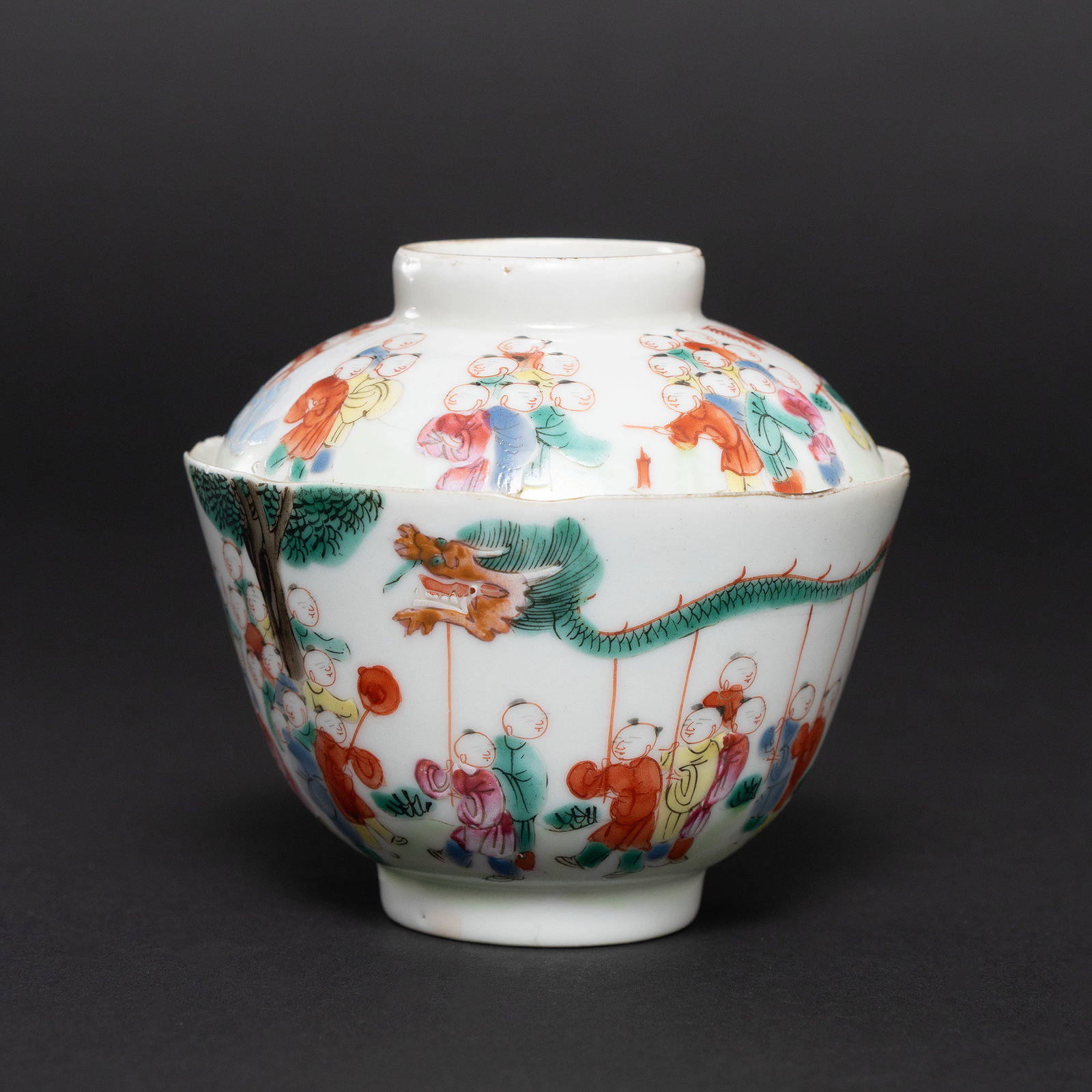 A FAMILLE-ROSE 'BOYS AT PLAY' CUP AND COVER DAOGUANG PERIOD, QING DYNASTY (1821-1850) 粉: A FAMILLE-ROSE 'BOYS AT PLAY' CUP AND COVERDAOGUANG PERIOD, QING DYNASTY (1821-1850)粉彩婴戏图盖碗清道光ESTIMATE: CAD 1,500 — 2,500Des