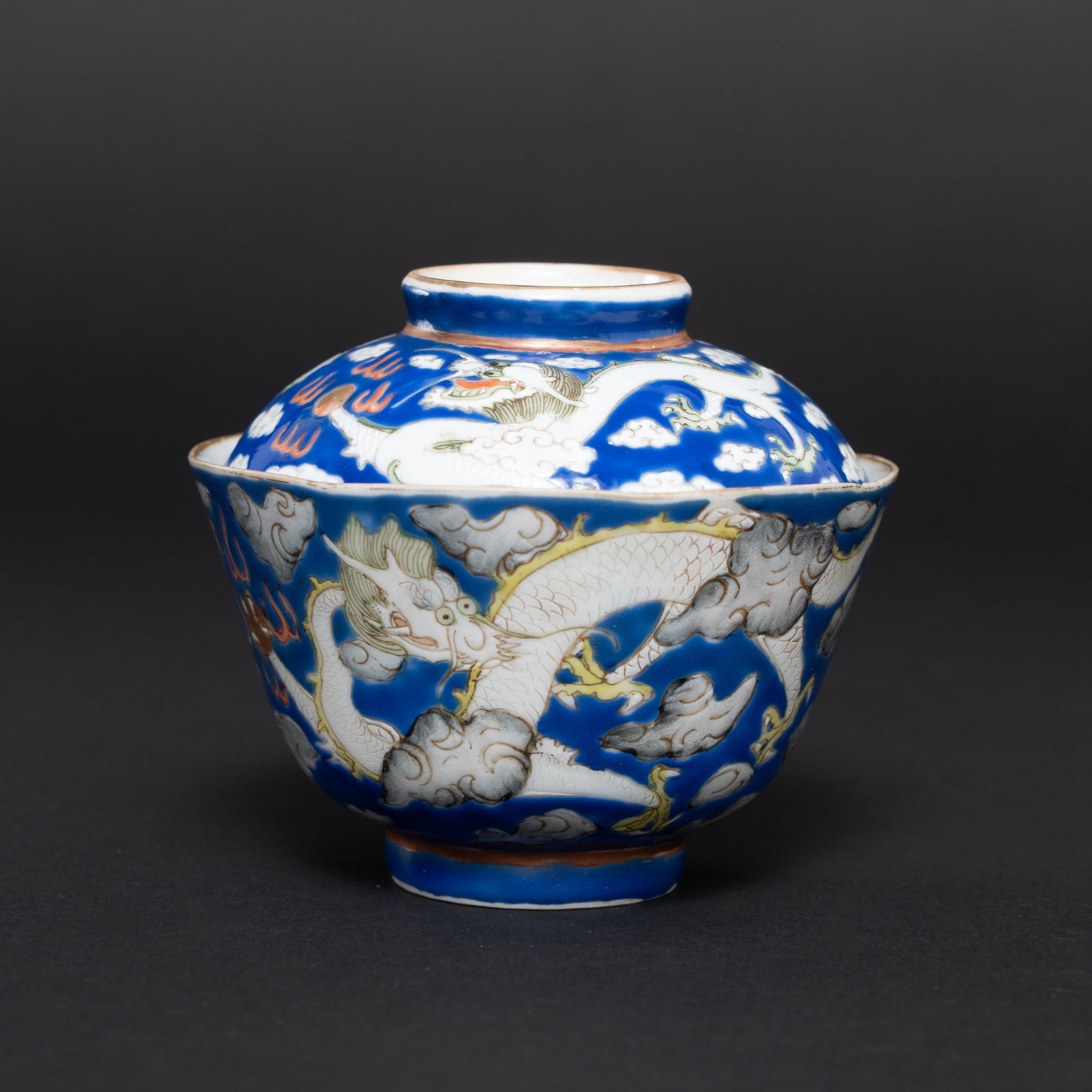 A BLUE-GROUND ENAMELLED 'DRAGON' LIDDED CUP TONGZHI PERIOD, QING DYNASTY 蓝地粉: A BLUE-GROUND ENAMELLED 'DRAGON' LIDDED CUPTONGZHI PERIOD, QING DYNASTY蓝地粉彩云龙纹盖碗清同治ESTIMATE: $800~$1200DescriptionTh