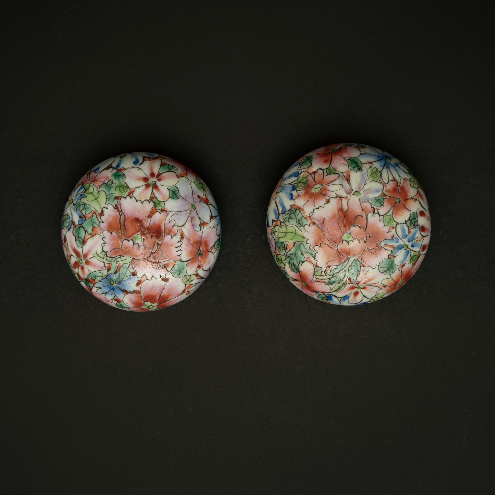 A PAIR OF FAMILLE ROSE 'HUNDRED FLOWERS' CIRCULAR BOXES AND COVERS LATE QING DYNASTY / REPUBLIC (1 of 13)
