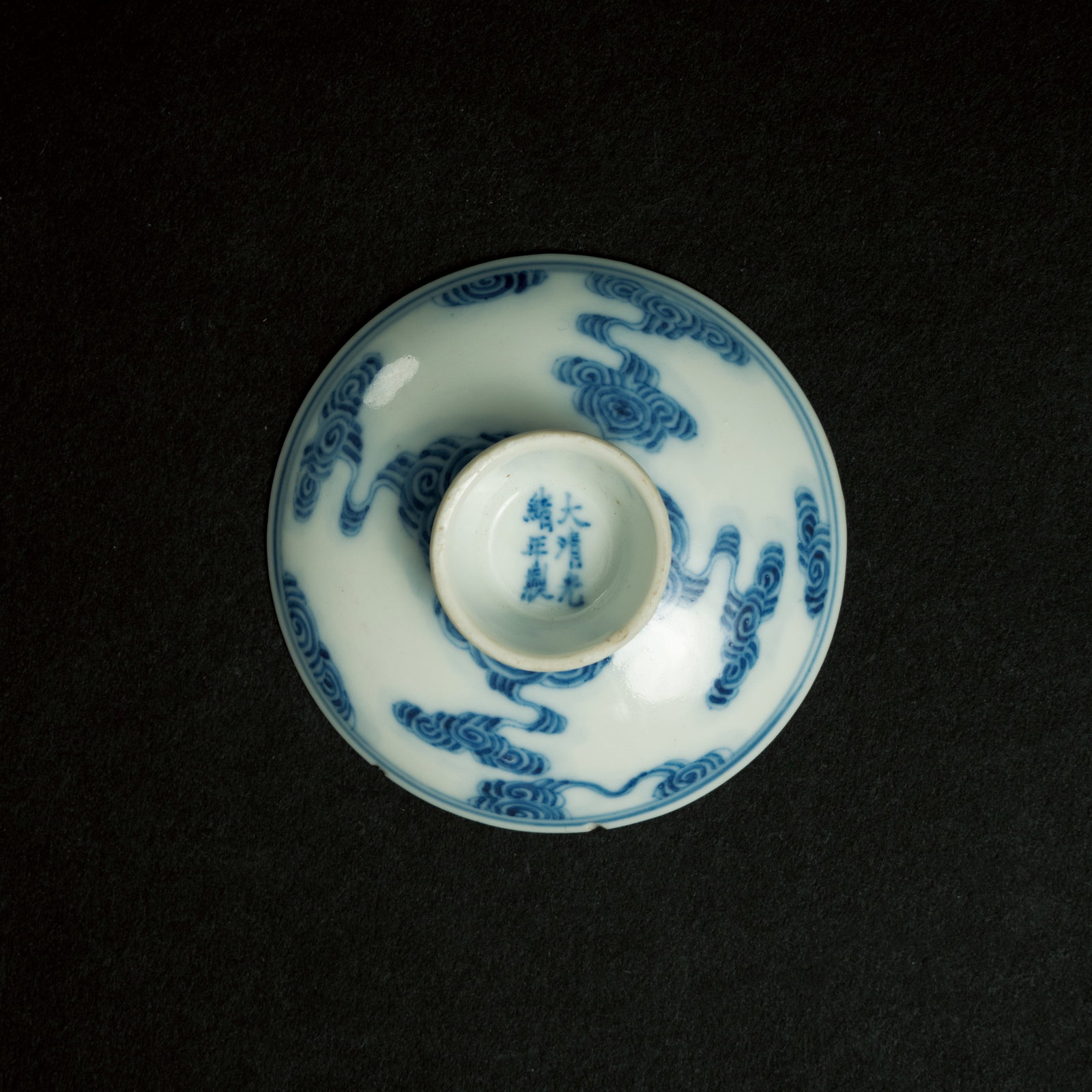 A GROUP OF FOUR BLUE AND WHITE CUP COVERS MID TO LATE QING DYNASTY: A GROUP OF FOUR BLUE AND WHITE CUP COVERSMID TO LATE QING DYNASTY清 中晚期 青花小杯盖四件一组ESTIMATE: $600 – $800De