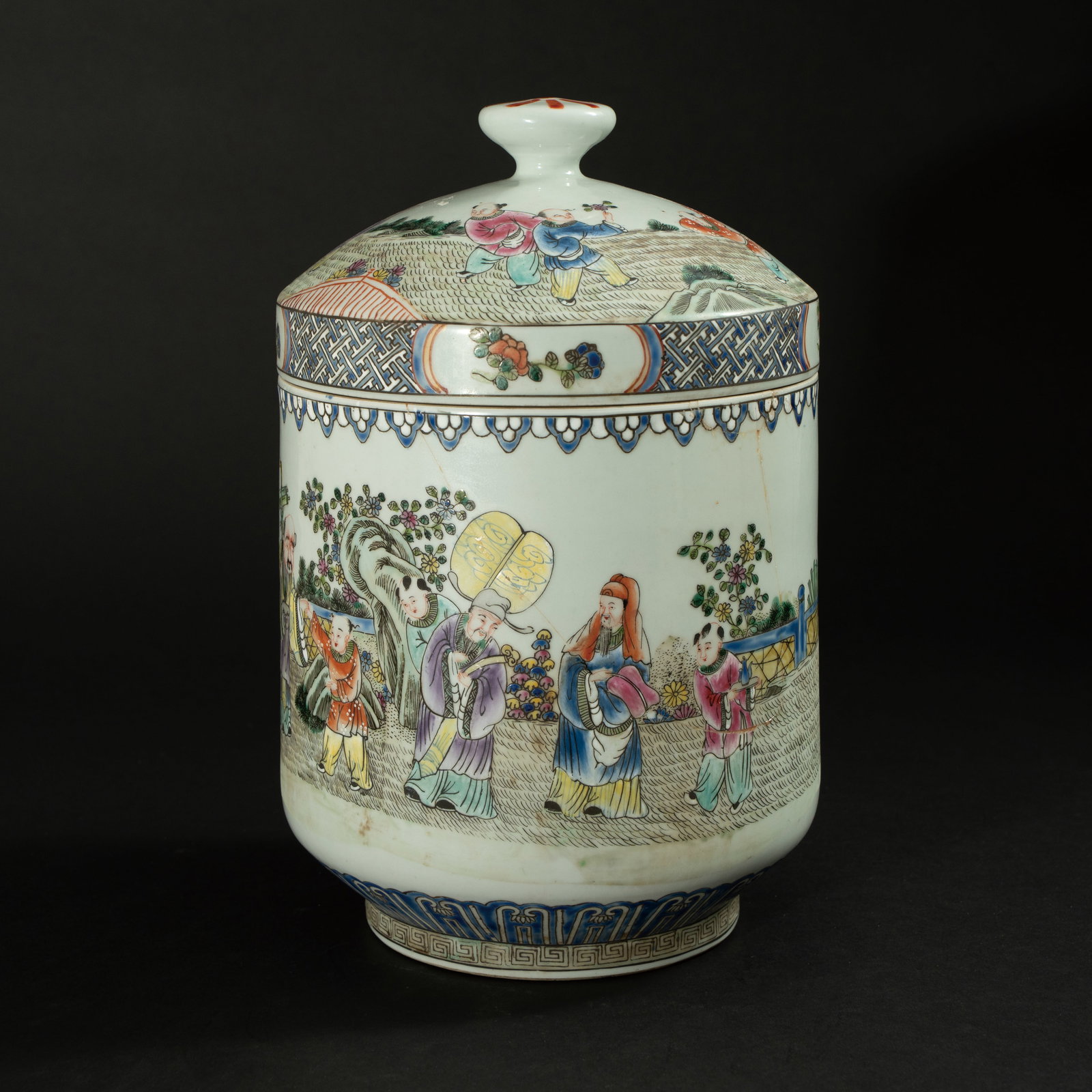 A LARGE FAMILLE ROSE 'FIGURES' JAR AND COVER TONGZHI PERIOD, QING DYNASTY 清同治: A LARGE FAMILLE ROSE 'FIGURES' JAR AND COVERTONGZHI PERIOD, QING DYNASTY清同治 粉彩人物纹大盖罐