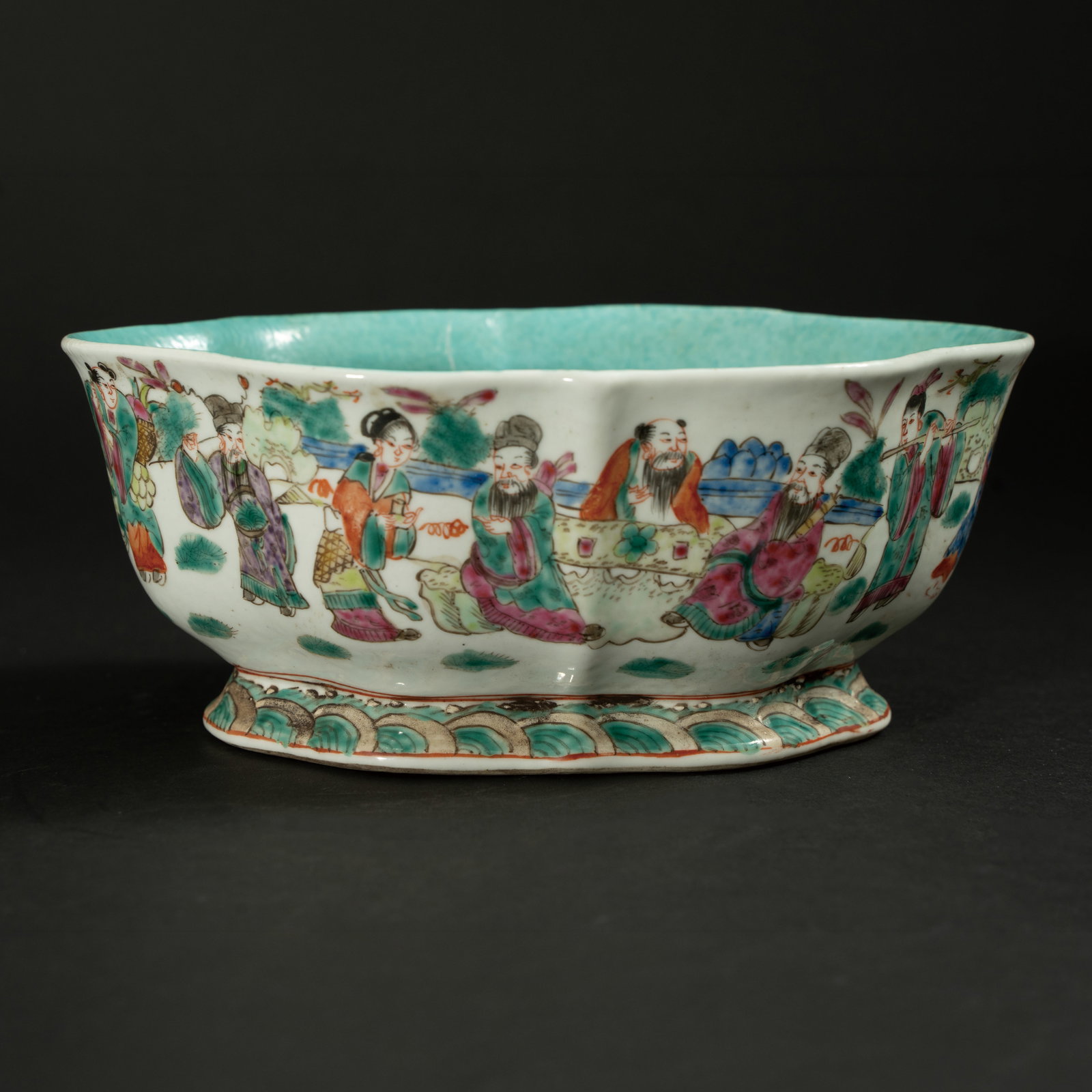 FAMILLE ROSE 'FIGURES' LOBED OFFERING BOWL LATE QING DYNASTY / REPUBLIC PERIOD 晚清 (1 of 13)