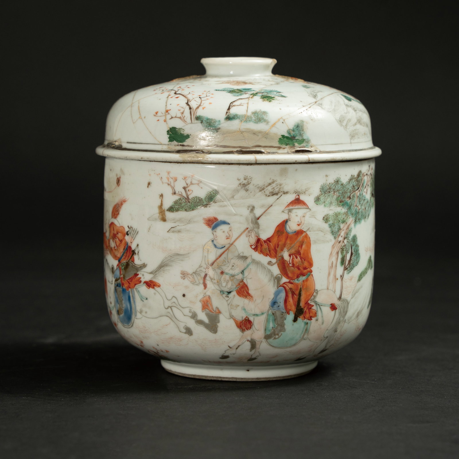 A FAMILLE ROSE 'HUNTING SCENE' CYLINDRICAL JAR AND COVER QIANLONG PERIOD (1736–1795) 清: A FAMILLE ROSE 'HUNTING SCENE' CYLINDRICAL JAR AND COVERQIANLONG PERIOD (1736–1795)清乾隆 粉彩人物狩猎纹盖缶ESTIMATE: $2.0