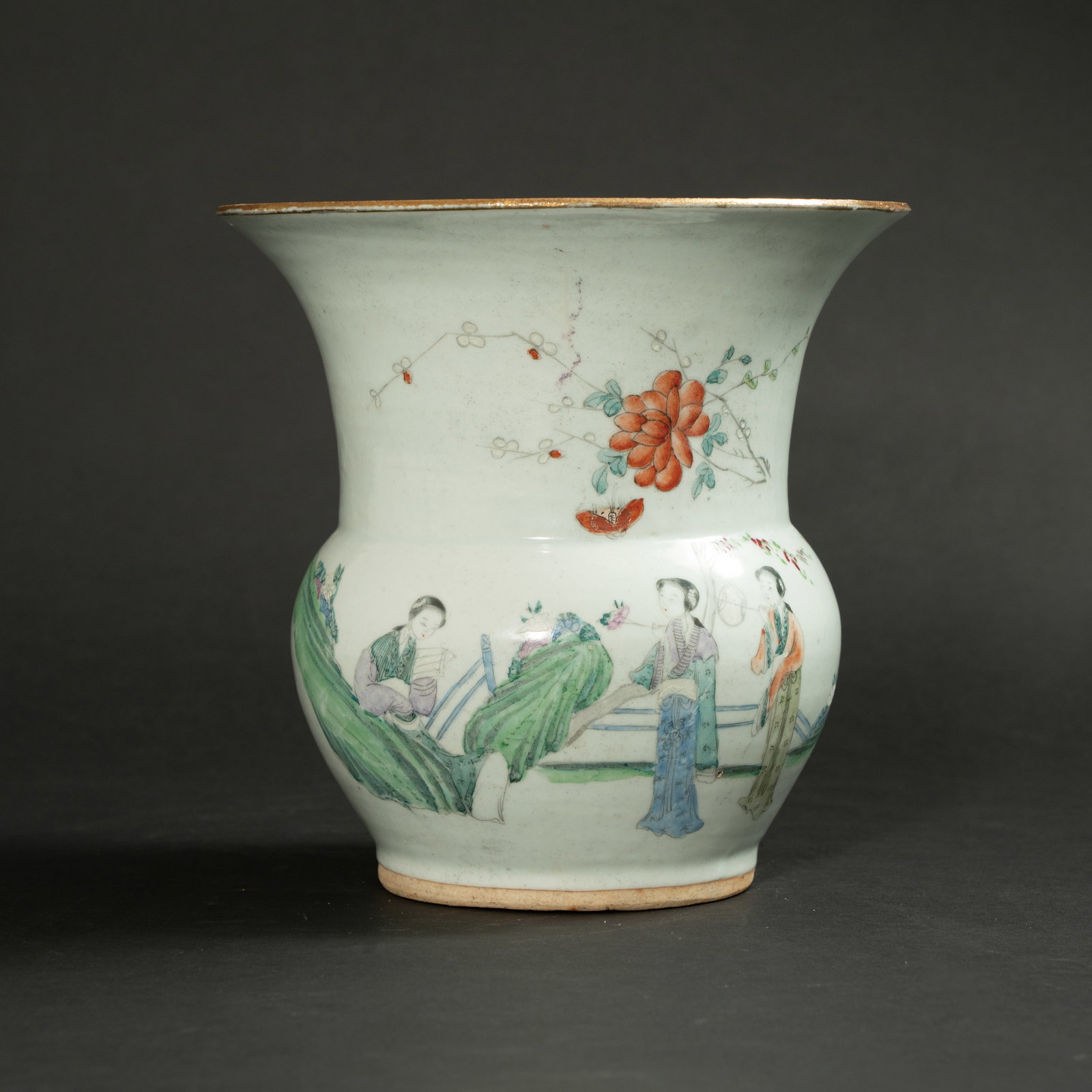 A FAMILLE ROSE 'LADIES IN A GARDEN' VASE (Zhadou) REPUBLIC PERIOD (1912–1949) 民国: A FAMILLE ROSE 'LADIES IN A GARDEN' VASE (Zhadou)REPUBLIC PERIOD (1912–1949)民国 粉彩庭院仕女图渣斗尊ESTIMATE: $1.000̵