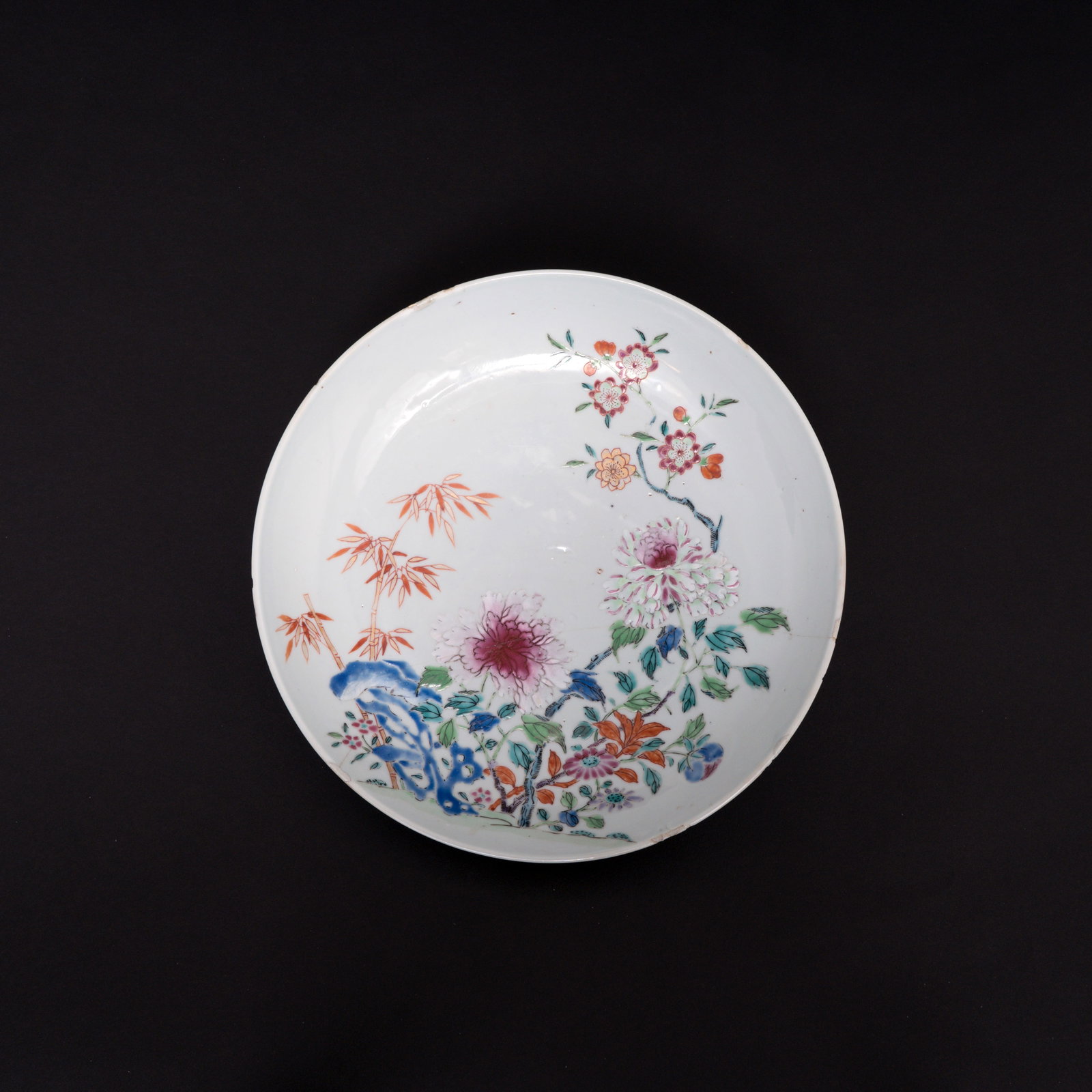 A FAMILLE-ROSE 'FLOWERS AND FRUIT' DISH QIANLONG PERIOD, QING DYNASTY 粉彩花: A FAMILLE-ROSE 'FLOWERS AND FRUIT' DISHQIANLONG PERIOD, QING DYNASTY粉彩花果纹盘清乾隆ESTIMATE: $300~$500DescriptionThis dish features a flared ri
