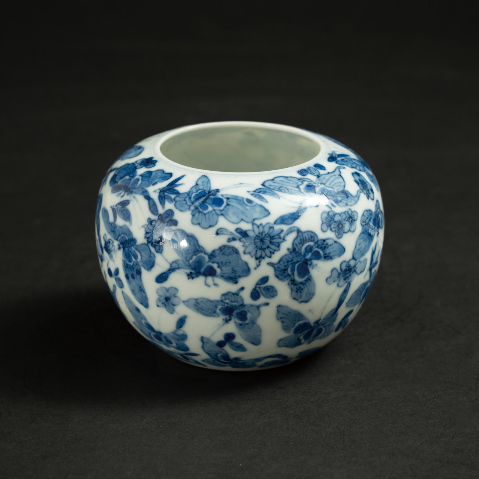 A BLUE AND WHITE 'BUTTERFLIES AND FLOWERS' WATER POT 19TH CENTURY 清19世纪 青: A BLUE AND WHITE 'BUTTERFLIES AND FLOWERS' WATER POT19TH CENTURY清19世纪 青花百蝶纹小罐ESTIMATE: $1,200 – $1,800DescriptionThis finely
