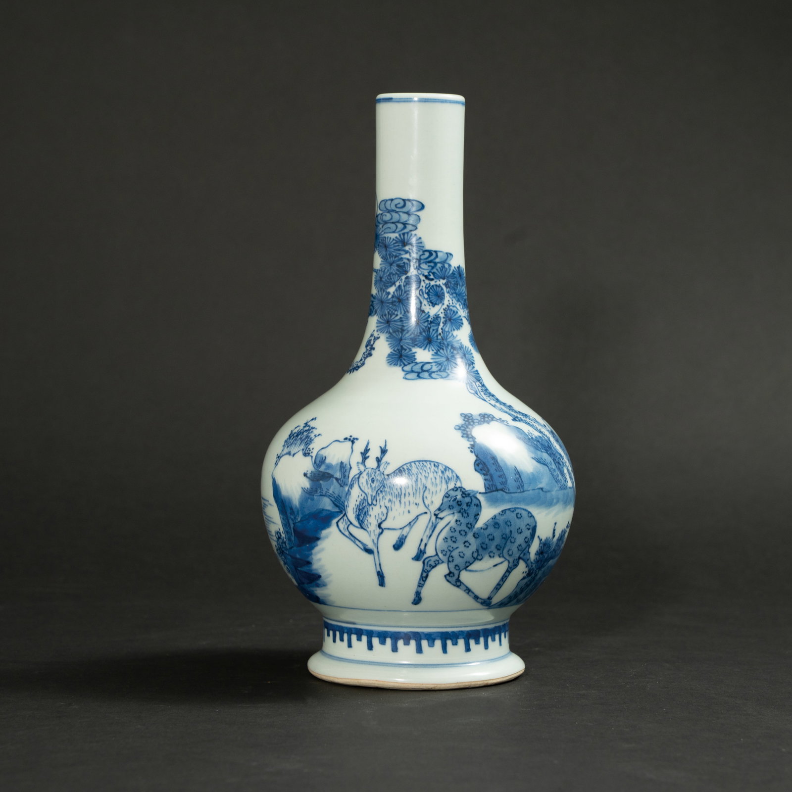 A BLUE AND WHITE 'DEER AND PINE' BOTTLE VASE QING DYNASTY (1644–1911) 清 青花: A BLUE AND WHITE 'DEER AND PINE' BOTTLE VASEQING DYNASTY (1644–1911)清 青花鹿鹤同春图长颈瓶ESTIMATE: $1,200 – $1,800Descri