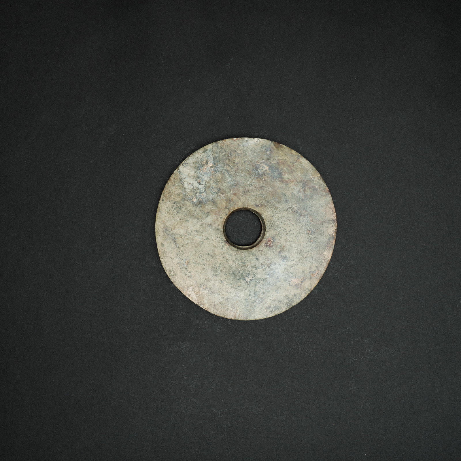 AN ARCHAIC JADE RITUAL DISC (BI) NEOLITHIC PERIOD, LIANGZHU CULTURE OR LATER 良渚文: AN ARCHAIC JADE RITUAL DISC (BI)NEOLITHIC PERIOD, LIANGZHU CULTURE OR LATER良渚文化或类良渚风格 青玉大玉璧ESTI