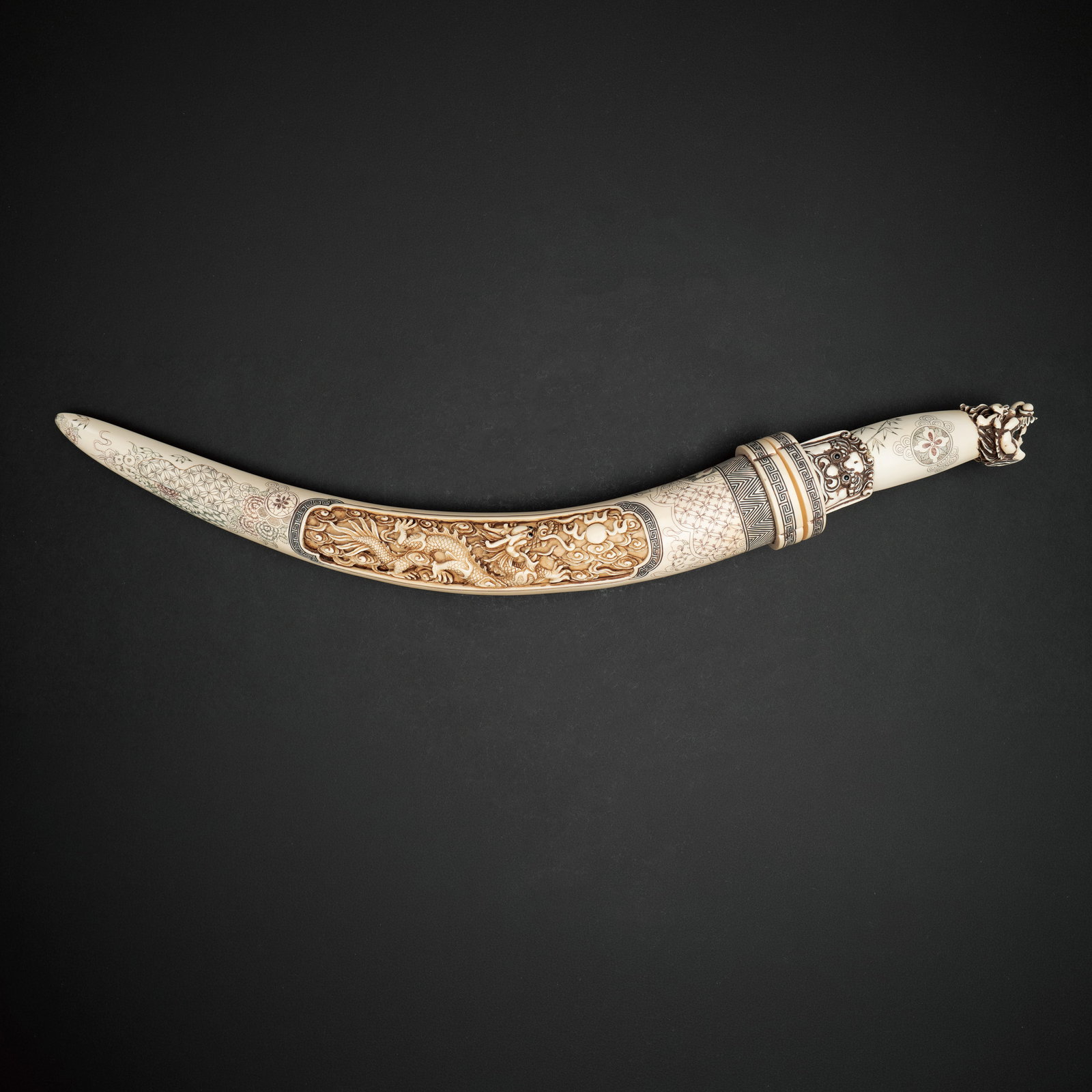 A LARGE AND FINELY CARVED BONE 'DRAGON' TANTO AND SCABBARD MEIJI PERIOD (1868–1912) 十: A LARGE AND FINELY CARVED BONE 'DRAGON' TANTO AND SCABBARDMEIJI PERIOD (1868–1912)十九世纪 日本明治时期 骨雕“双