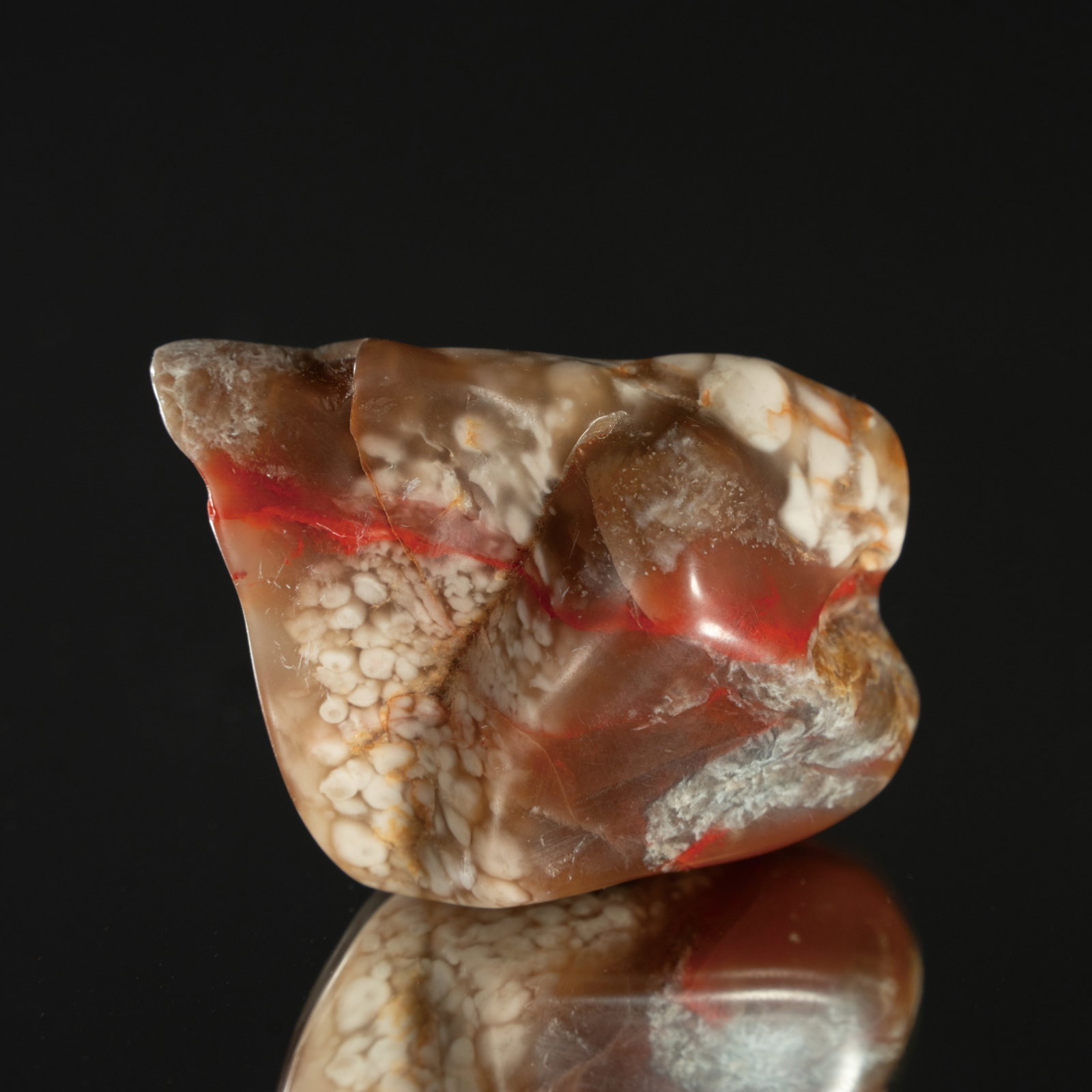 A RARE NATURAL CHICKEN-BLOOD STONE PEBBLE LATE QING DYNASTY TO REPUBLIC PERIOD OR LATER 清: A RARE NATURAL CHICKEN-BLOOD STONE PEBBLELATE QING DYNASTY TO REPUBLIC PERIOD OR LATER清末民国或更晚 鸡血石原石随形&