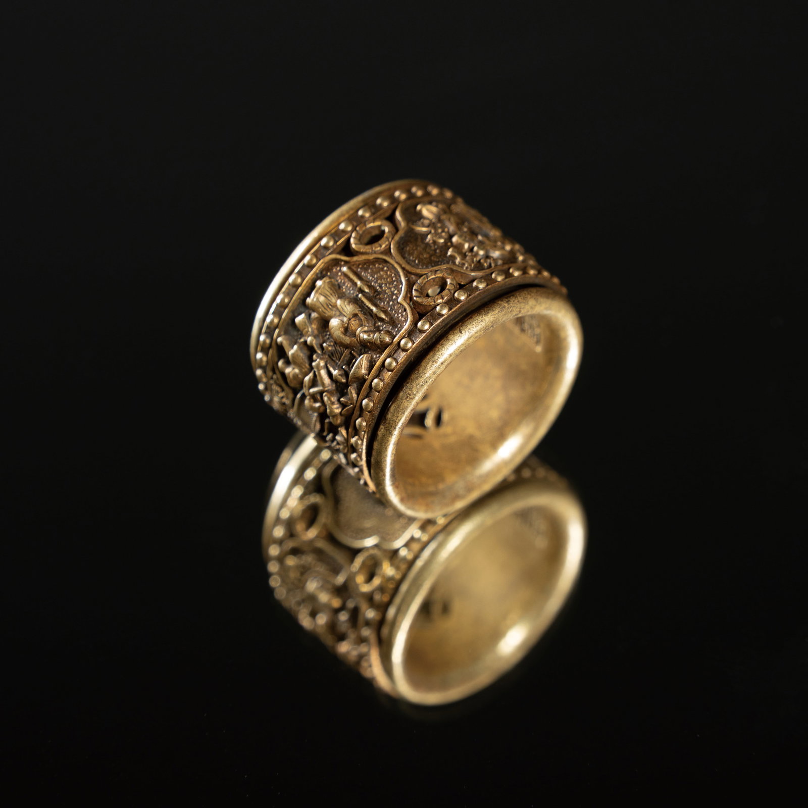 A GILT-BRONZE 'FIGURES' ARCHER'S RING GUANGXU PERIOD, QING DYNASTY 清光绪 “ (1 of 2)