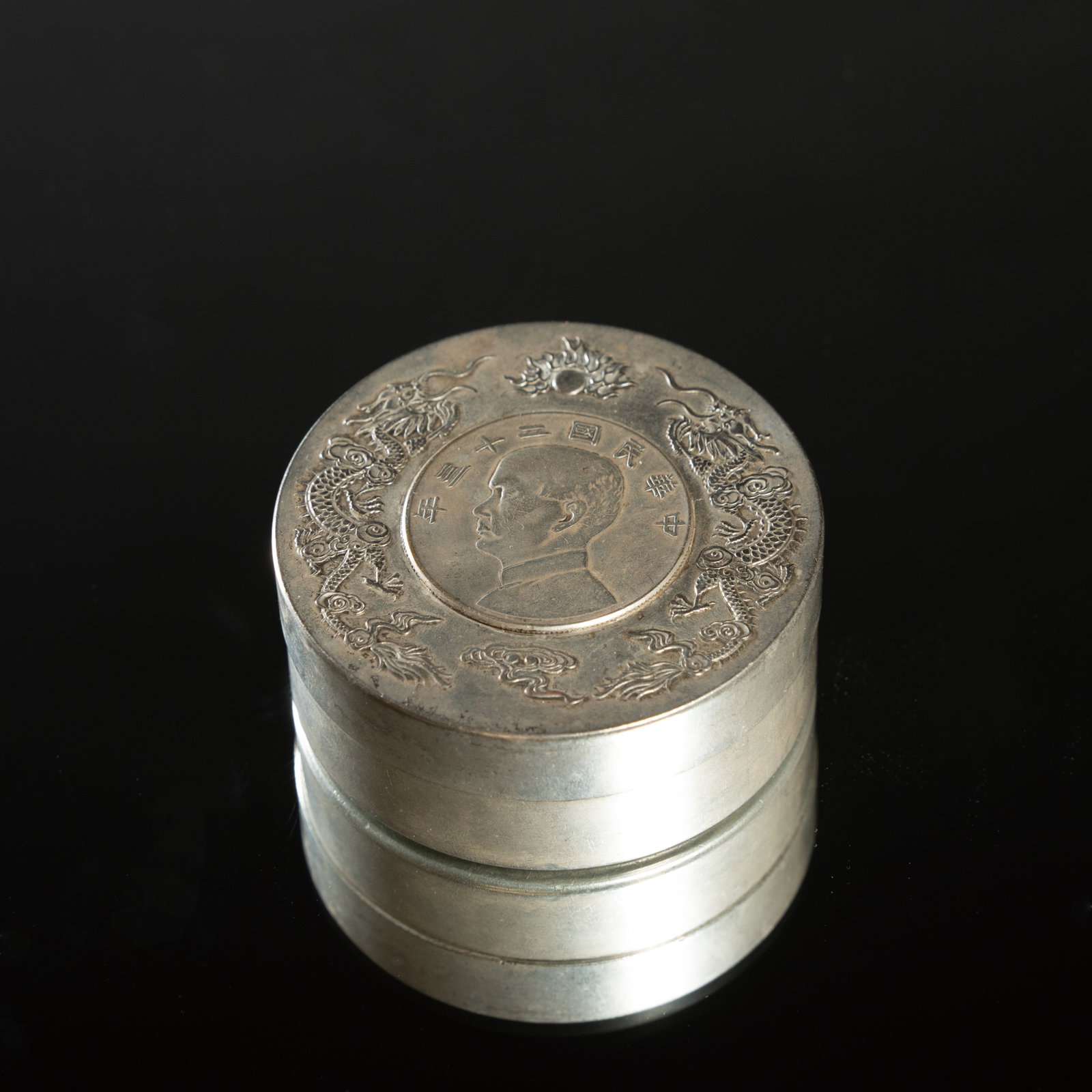 A REPOUSSE SILVER CIRCULAR BOX INCORPORATING REPUBLICAN COINAGE REPUBLIC PERIOD 民国 (1 of 3)