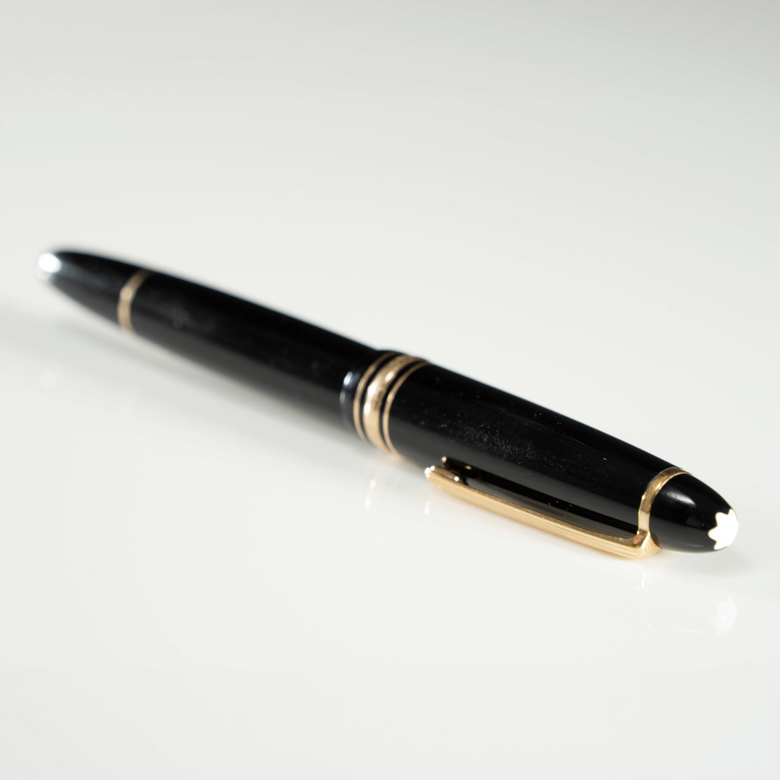 A MONTBLANC MEISTERSTUCK GOLD-COATED ROLLERBALL PEN 万宝龙大班系 (1 of 3)