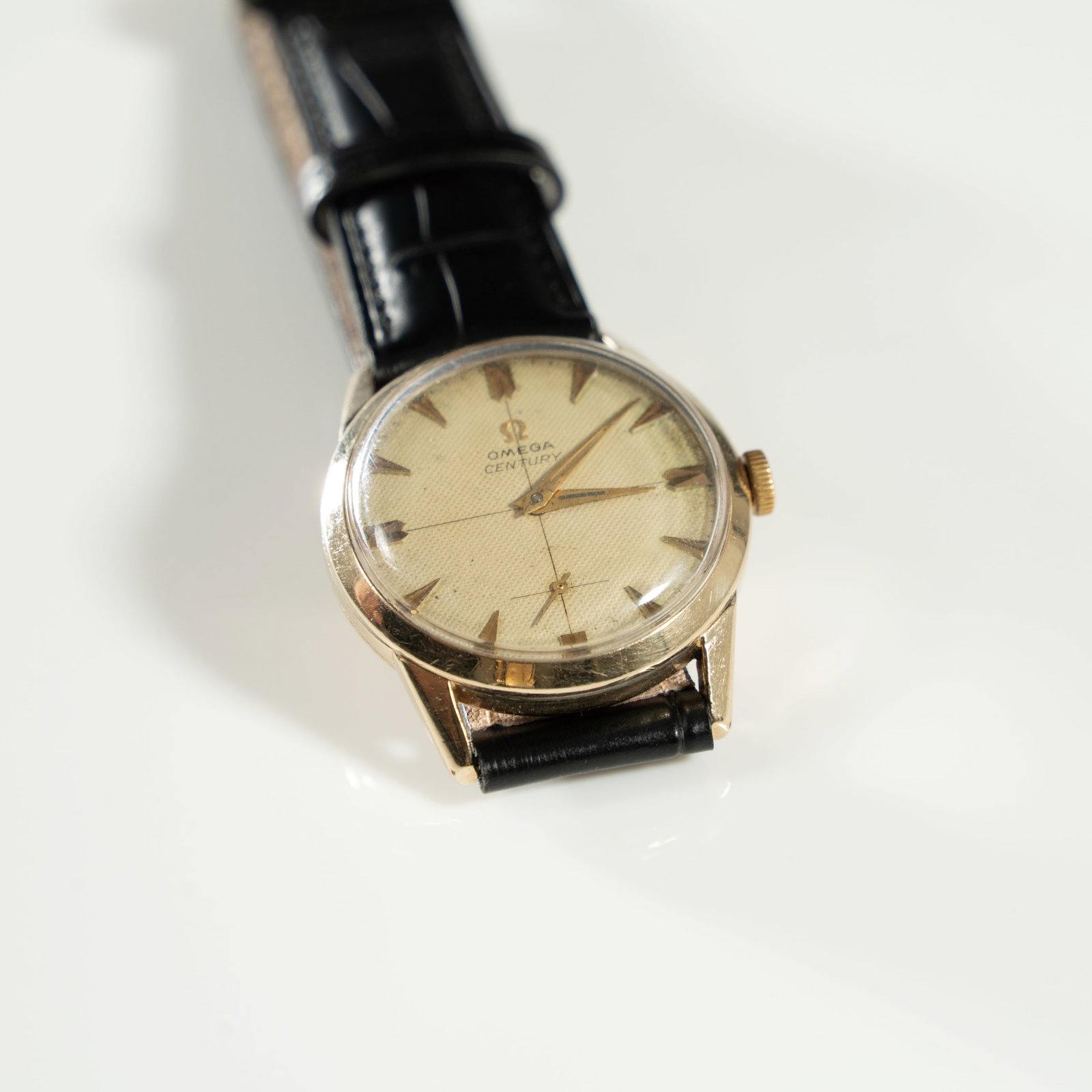 A VINTAGE OMEGA CENTURY GOLD-FILLED WRISTWATCH MID-20TH CENTURY 欧米茄 Century (1 of 3)
