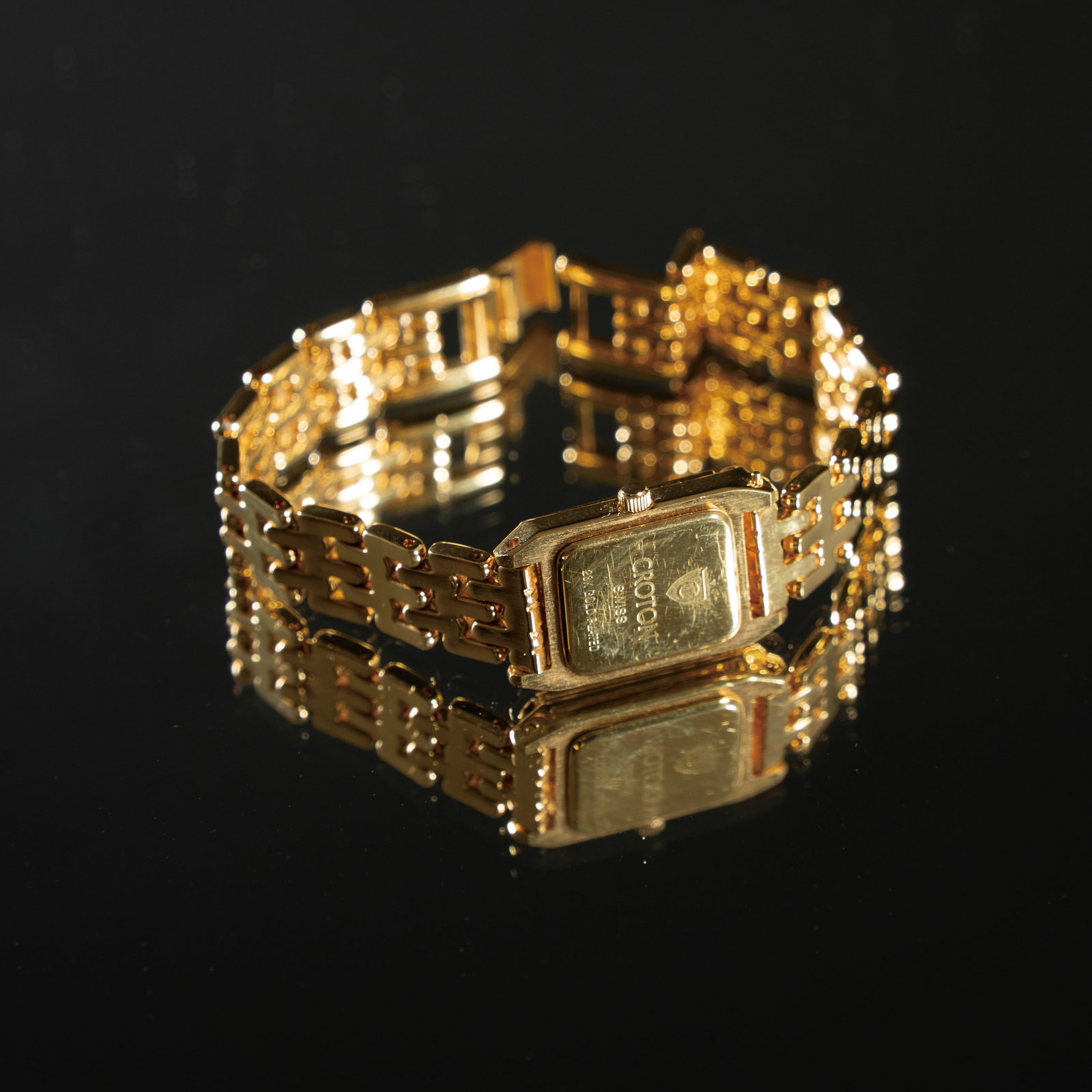 A LADY'S CROTON 'CREDIT SUISSE' GOLD INGOT WATCH CONTEMPORARY CROTON “瑞士信: A LADY'S CROTON 'CREDIT SUISSE' GOLD INGOT WATCHCONTEMPORARYCROTON “瑞士信贷金砖”女士腕表ESTIMATE: $1.200– $1.800Descripti