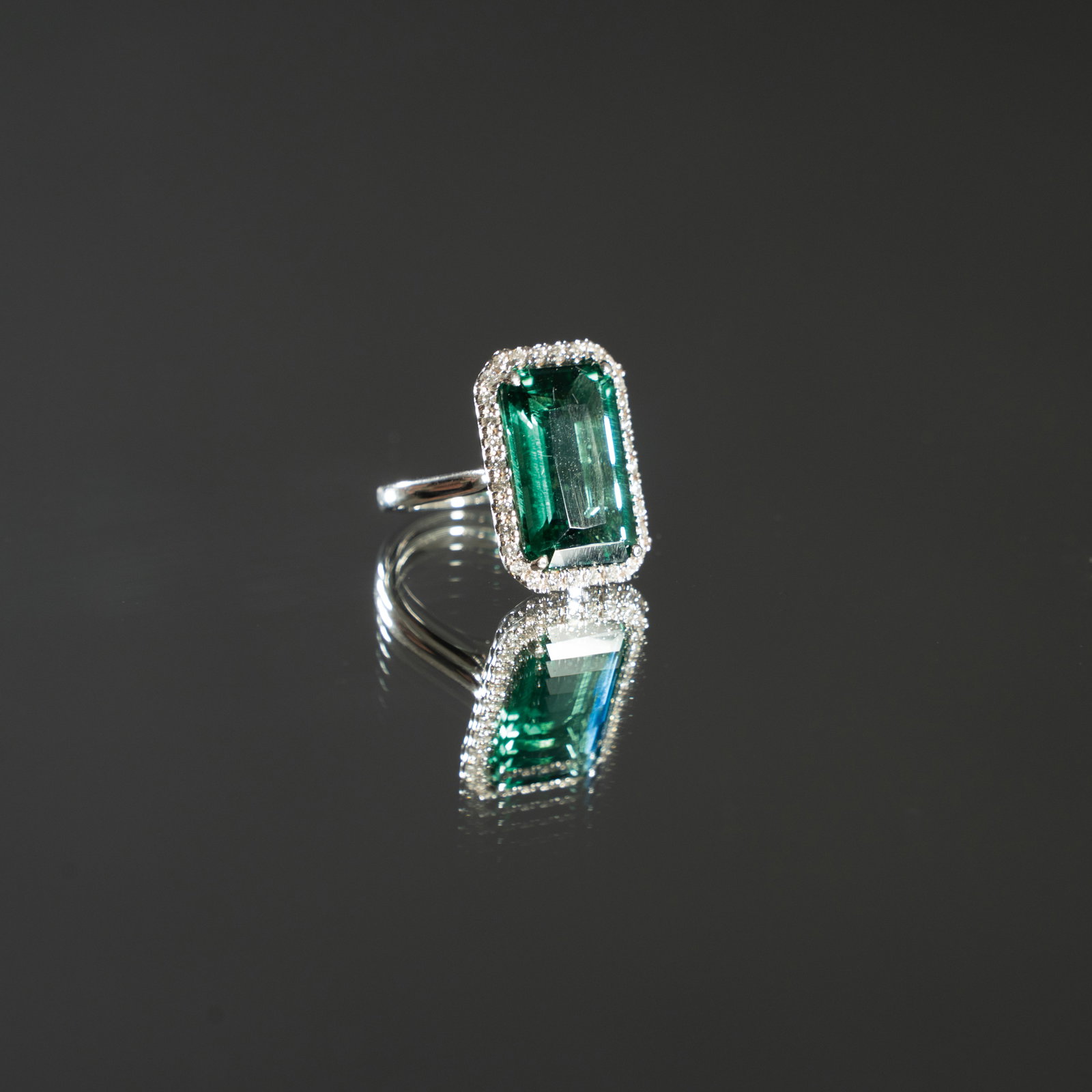 A GREEN TOURMALINE AND DIAMOND RING 绿碧玺配钻石戒指 (1 of 3)