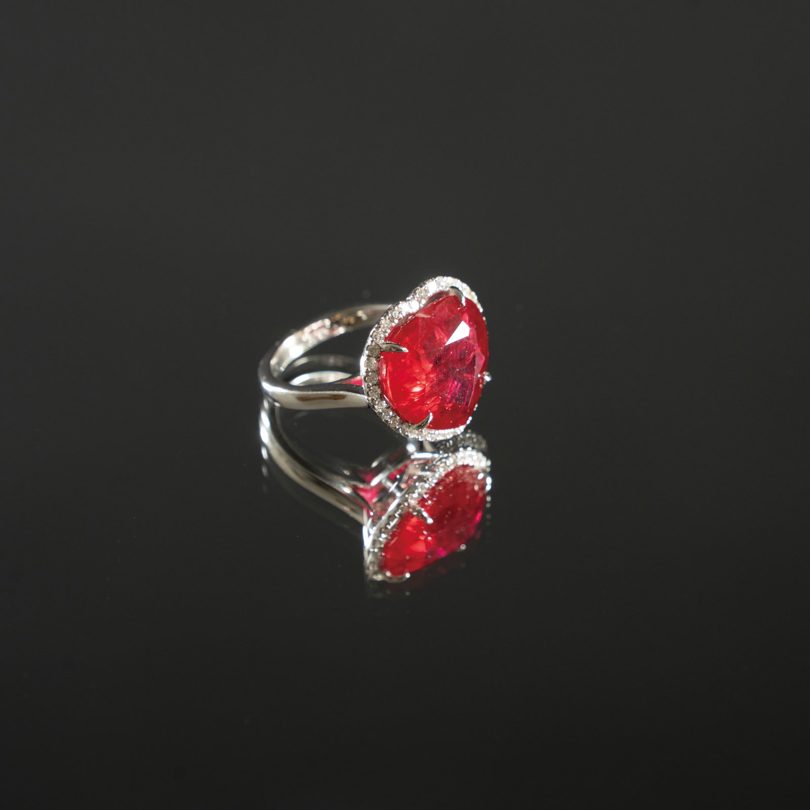 A RUBELLITE AND DIAMOND HEART-SHAPED RING 红碧玺配钻石心: A RUBELLITE AND DIAMOND HEART-SHAPED RING红碧玺配钻石心形戒指ESTIMATE: $1,500 – $2,500DescriptionThis striking ring features a vivid h
