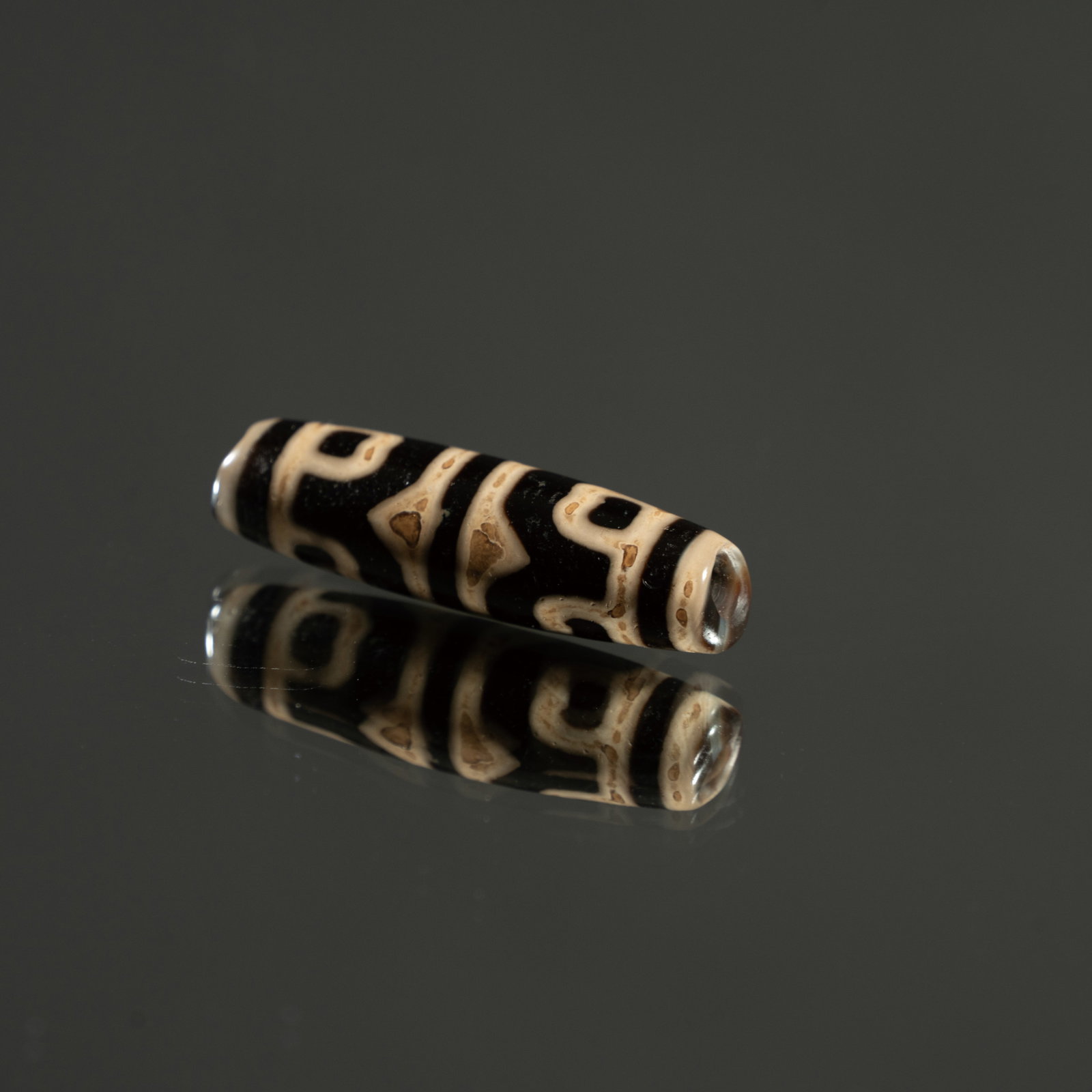 AN EIGHT-EYED DZI BEAD 八眼天珠 (1 of 2)