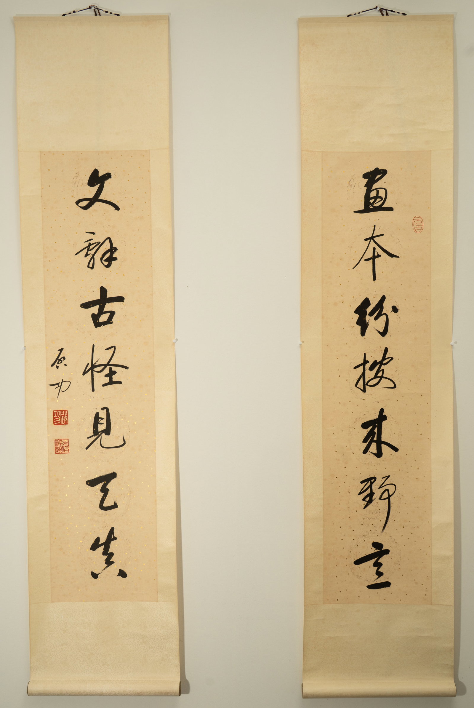 A PAIR OF CALLIGRAPHY HANGING SCROLLS IN RUNNING SCRIPT SIGNED QI GONG 启功 行: A PAIR OF CALLIGRAPHY HANGING SCROLLS IN RUNNING SCRIPTSIGNED QI GONG启功 行书七言联 纸本立轴ESTIMATE: $8.000 – $12.000Descripti