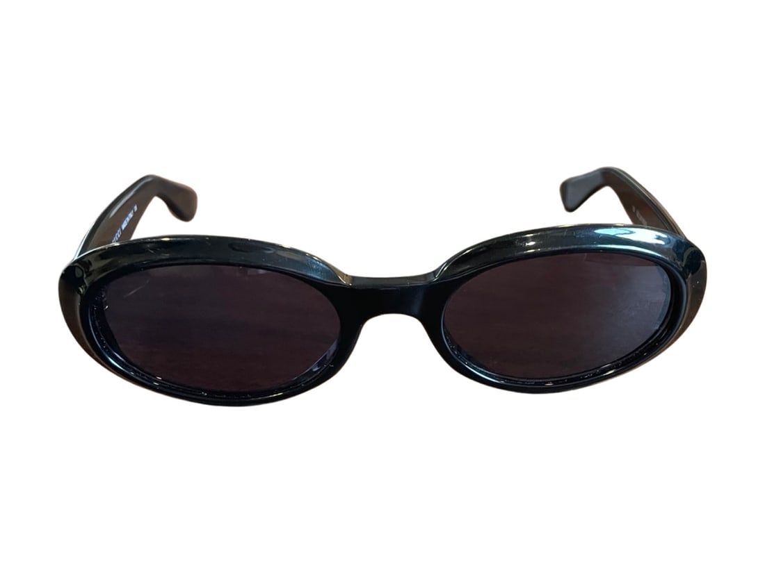 Vintage Black Gucci Round Frame 90s Sunglasses: These fantastic Vintage Black Gucci Round Frame 90s Sunglasses are in like new condition, embody the essence of the mid-90s, and have a timeless look that is still