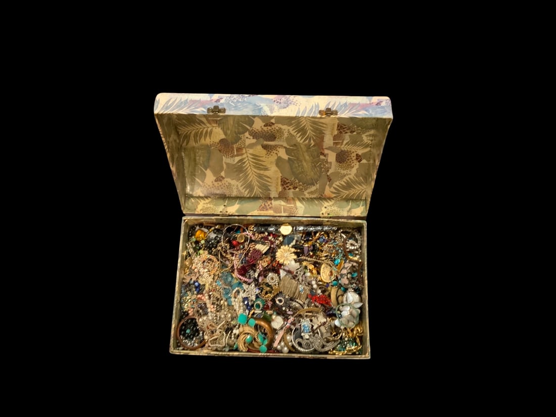 50lbs Total Overfilled Bulk Jewelry Latching Vintage Trunk/jewelry Box Auction