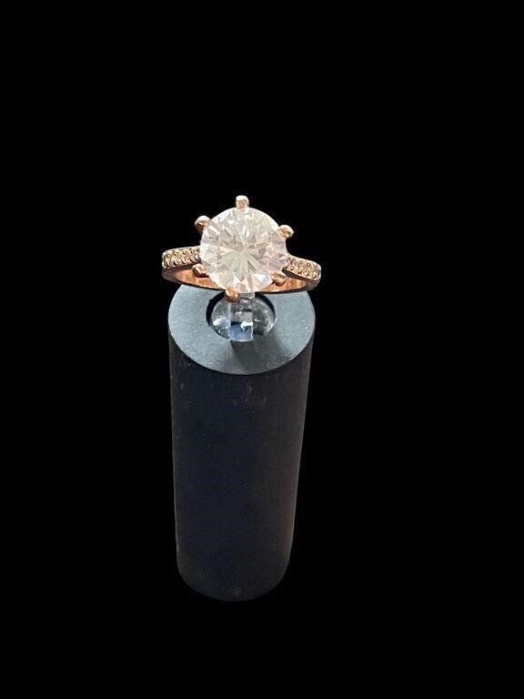 3.00ct Solitaire Cut 18k Rose Gold Diamond Ring: This is a showstopping piece. This ring is new without tags, is made from 18 karat Rose Gold with a Rhodium Polish overlay. Envelop your finger in the warm embrace of our exquisite 3.00ct Solitaire Cu