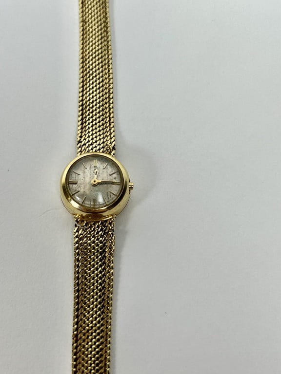 Ladies Omega 18k gold wristwatch (1 of 10)