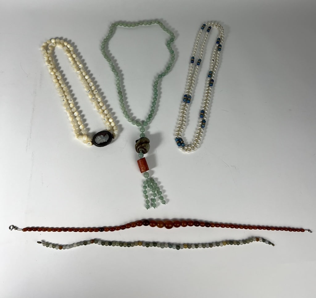Vintage necklaces- amber, jade pearl, etc (1 of 8)