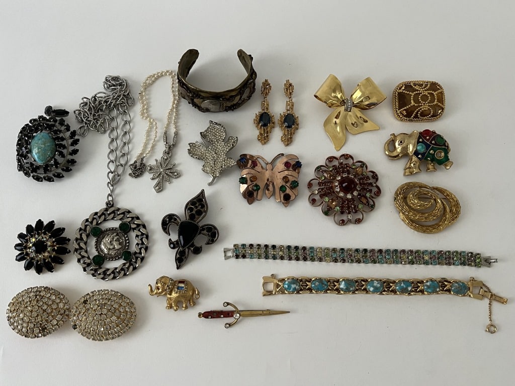 Costume jewelry lot including Alice Caviness (1 of 15)