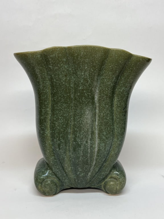 Large fluted McCoy? Brush McCoy? vase (1 of 7)