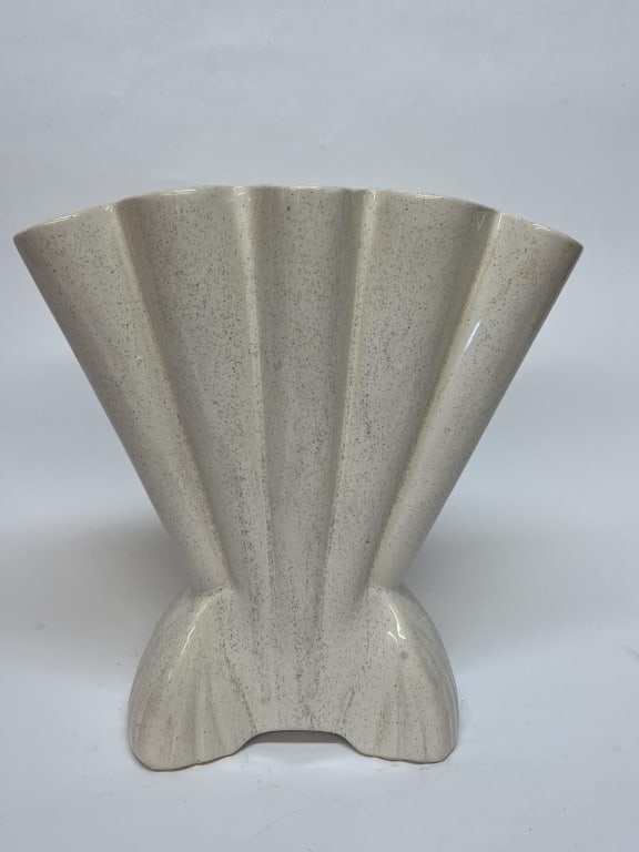 Brush McCoy Cream speckly fan vase (1 of 4)