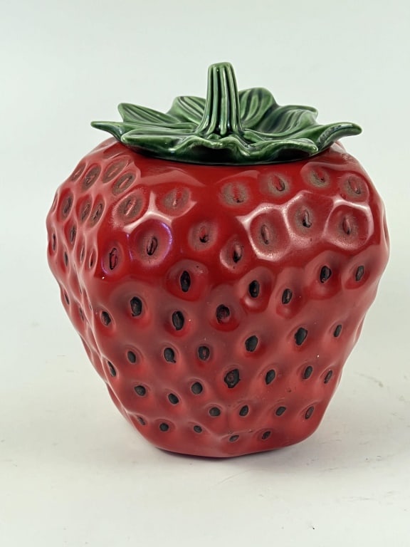 McCoy Red strawberry cookie jar (1 of 5)