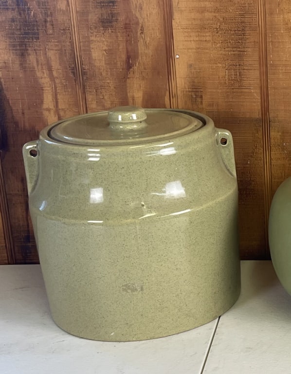 Green crock- Made in USA: Dimensions: H 8" x Dia: 8" Condition: presenting nicely.