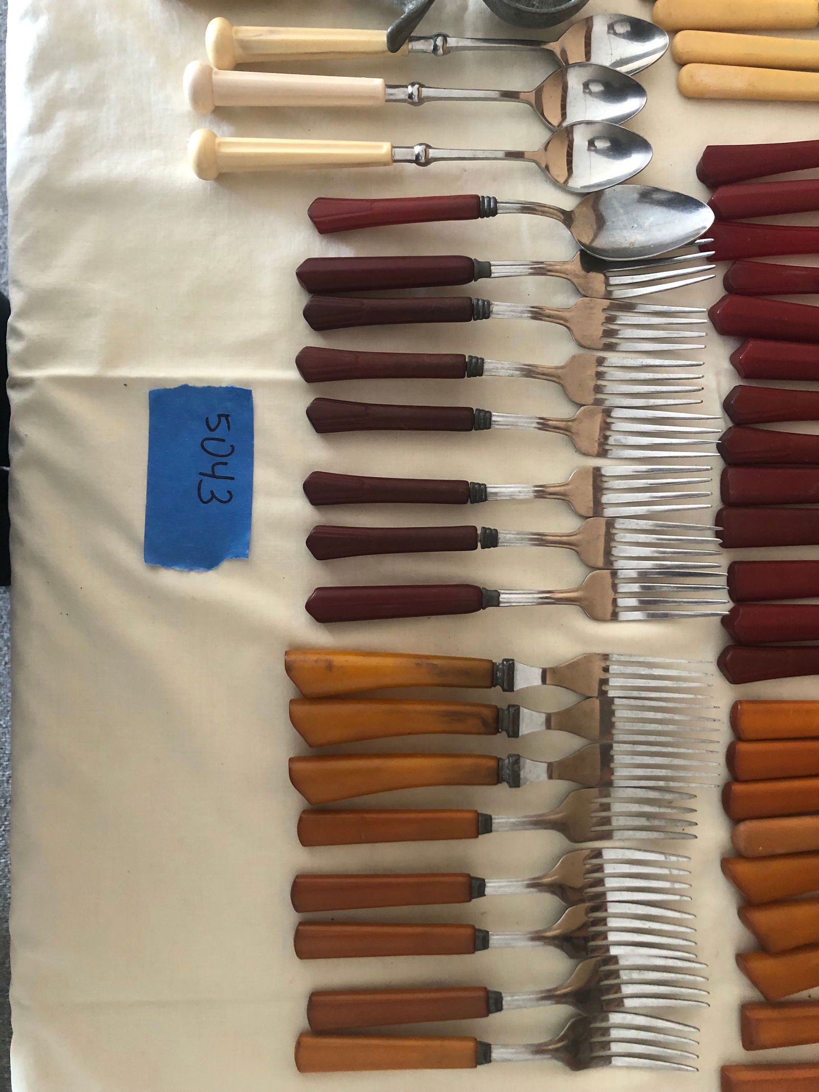 Vintage flatware incl bakelite and celluloid. (1 of 5)