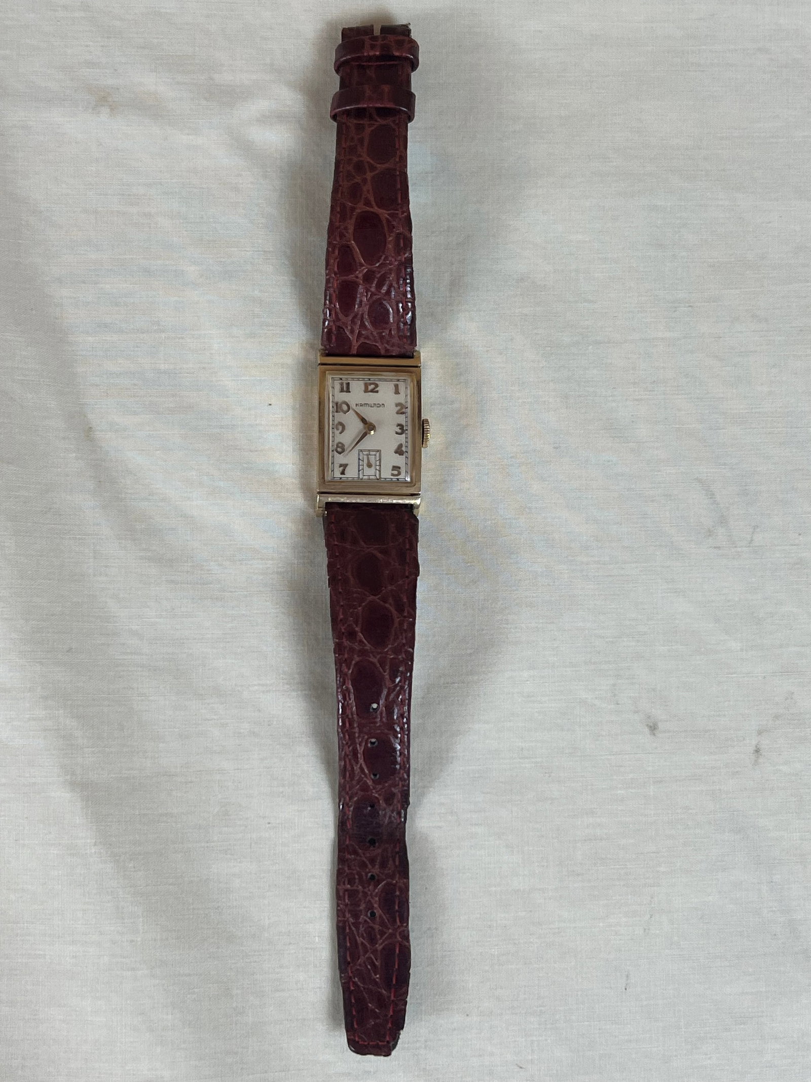 Hamilton 14k gold wristwatch: Vintagen wristwatch, 14k gold case. Dimensions: Face: 30mm x 20mm Running, scracthing.