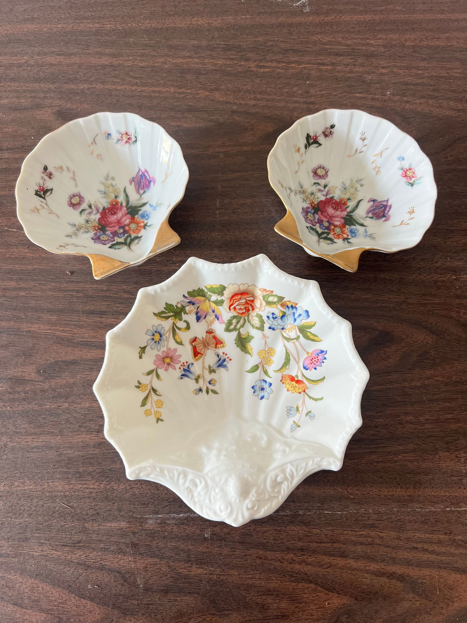 (3) Porcelain Floral and shell plates/ bowls: Two without makers marks the other Aynsley. Dimensions: Larger: L 8" Condition: Presenting well.