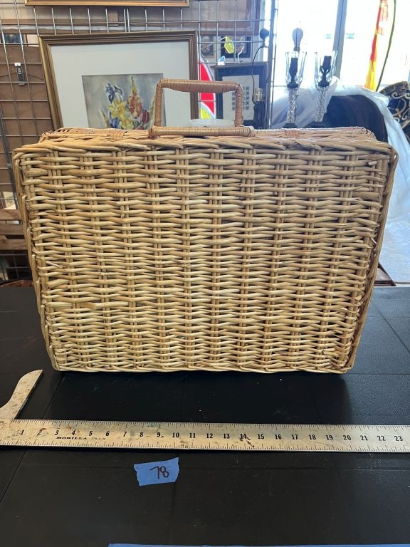 Picnic basket with contents (1 of 6)