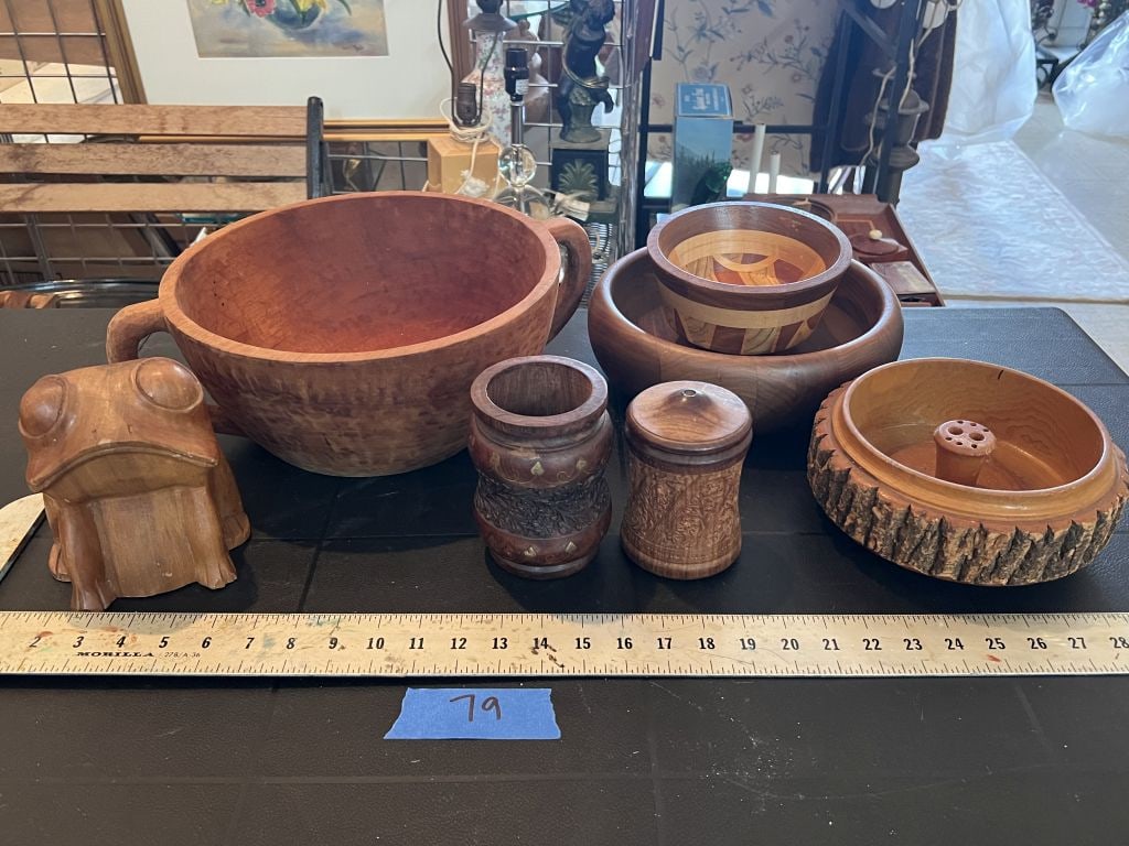 Wooden wares and decorative objects: Bowls, sculptures, etc.