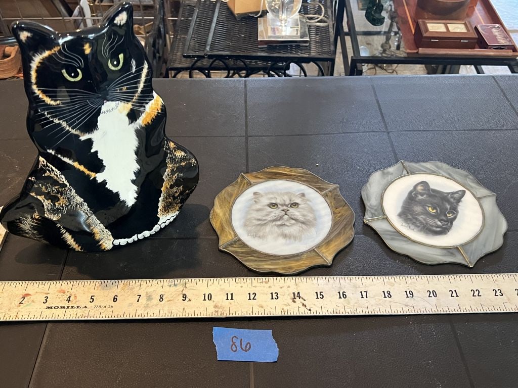 Decorative cat grouping- Vase and stained glass (1 of 8)