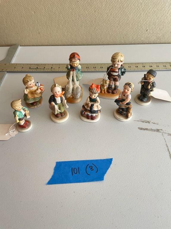 Goebel, Japan, Hummel etc Figurines: Assorted ceramics.