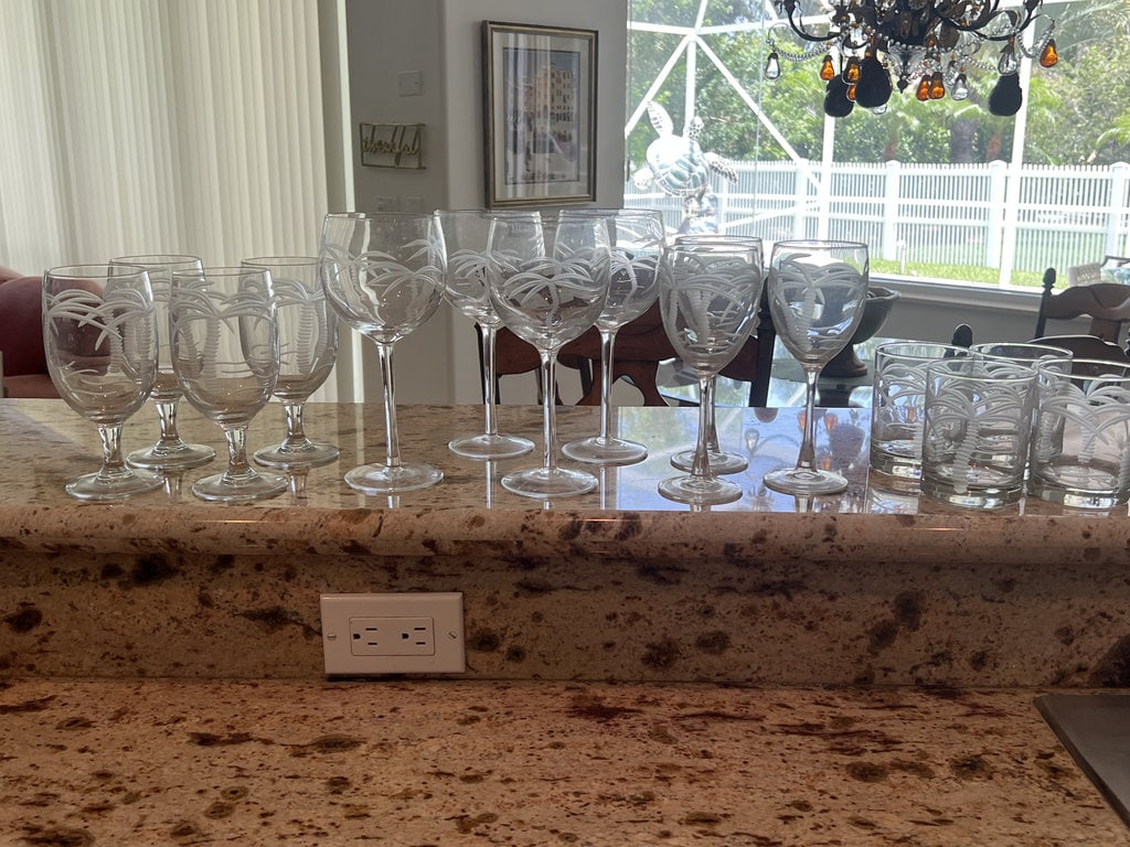 Rolf Glass Palm Tree Bar Glasses: 4 water goblets, 4 red wine, 3 white wine and 4 double rocks. Only light signs of use. Low Estimate: 10.00 High Estimate: 100.00