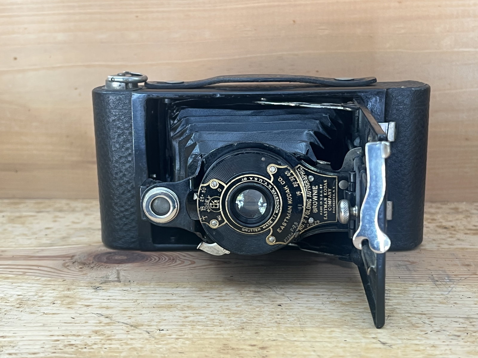 Eastman Kodak Brownie No 2: Folding autographic Brownie. Use film A120 Dimensions: 65"x 3.5"x 1.25". Condition: Opens and closes nicely presenting well. Low Estimate: 10.00 High Estimate: 1000.00