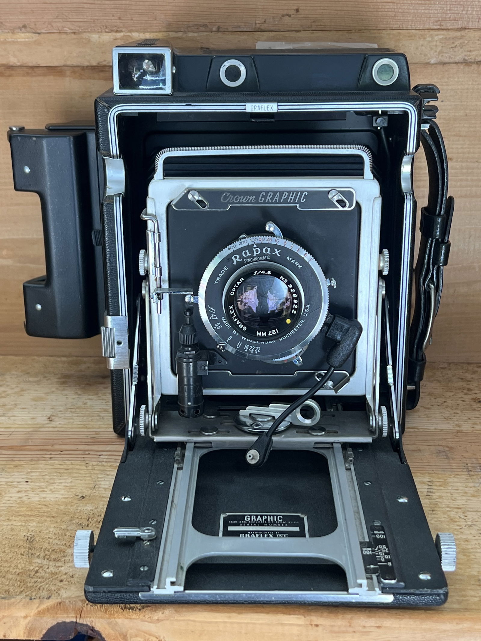 Graflex Crown Graphic: Dimensions: 8.5"x 10"x 5". Serial number: 941643 Condition: Signs of use, tape on back cover. Shutter opens and closes. Low Estimate: 10.00 High Estimate: 1000.00
