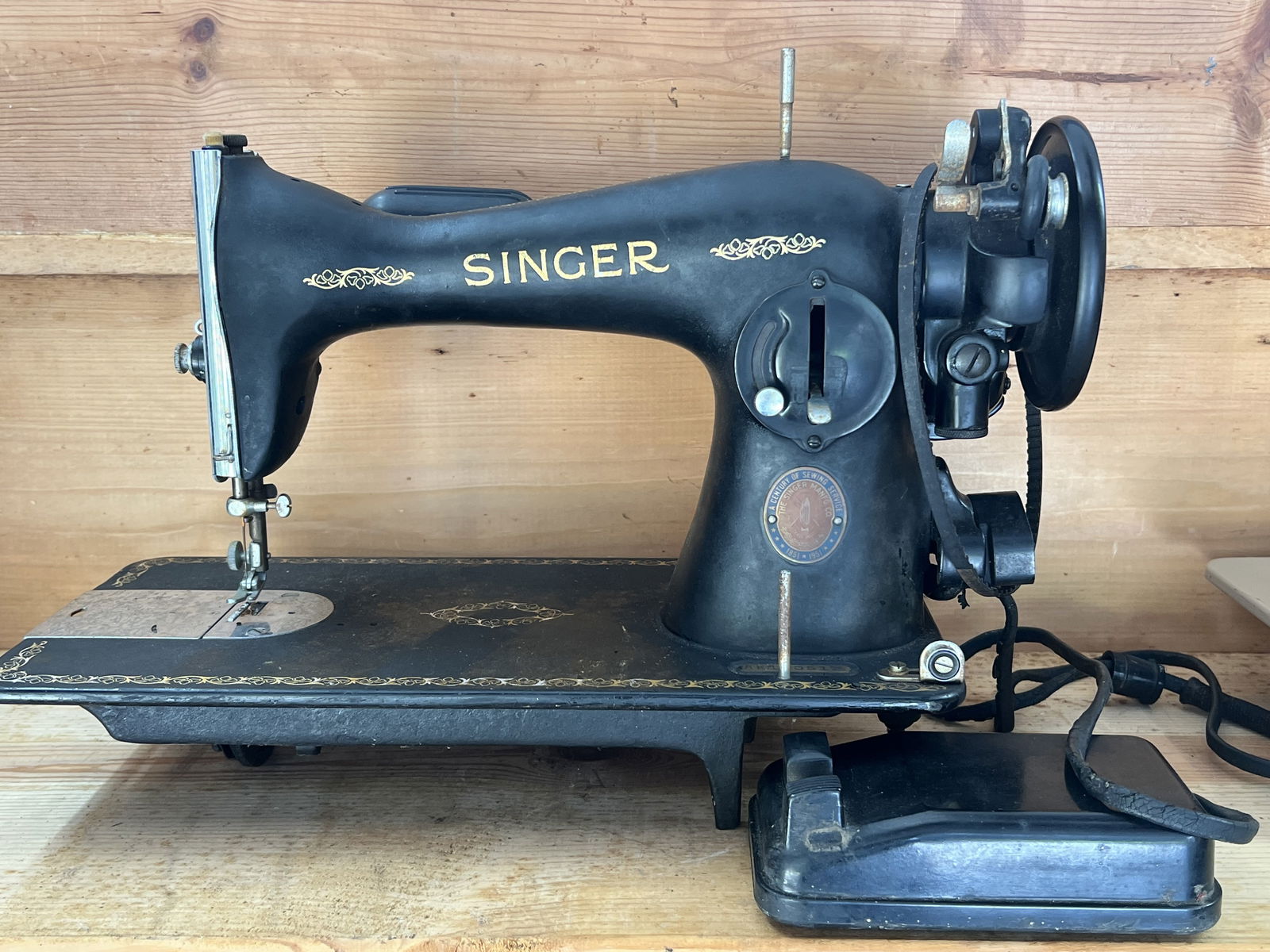 Antique Singer Sewing Machine: Dimensions: 17"x 12"x 7".Condition: Wires worn, minor surface rust. Low Estimate: 10.00 High Estimate: 1000.00