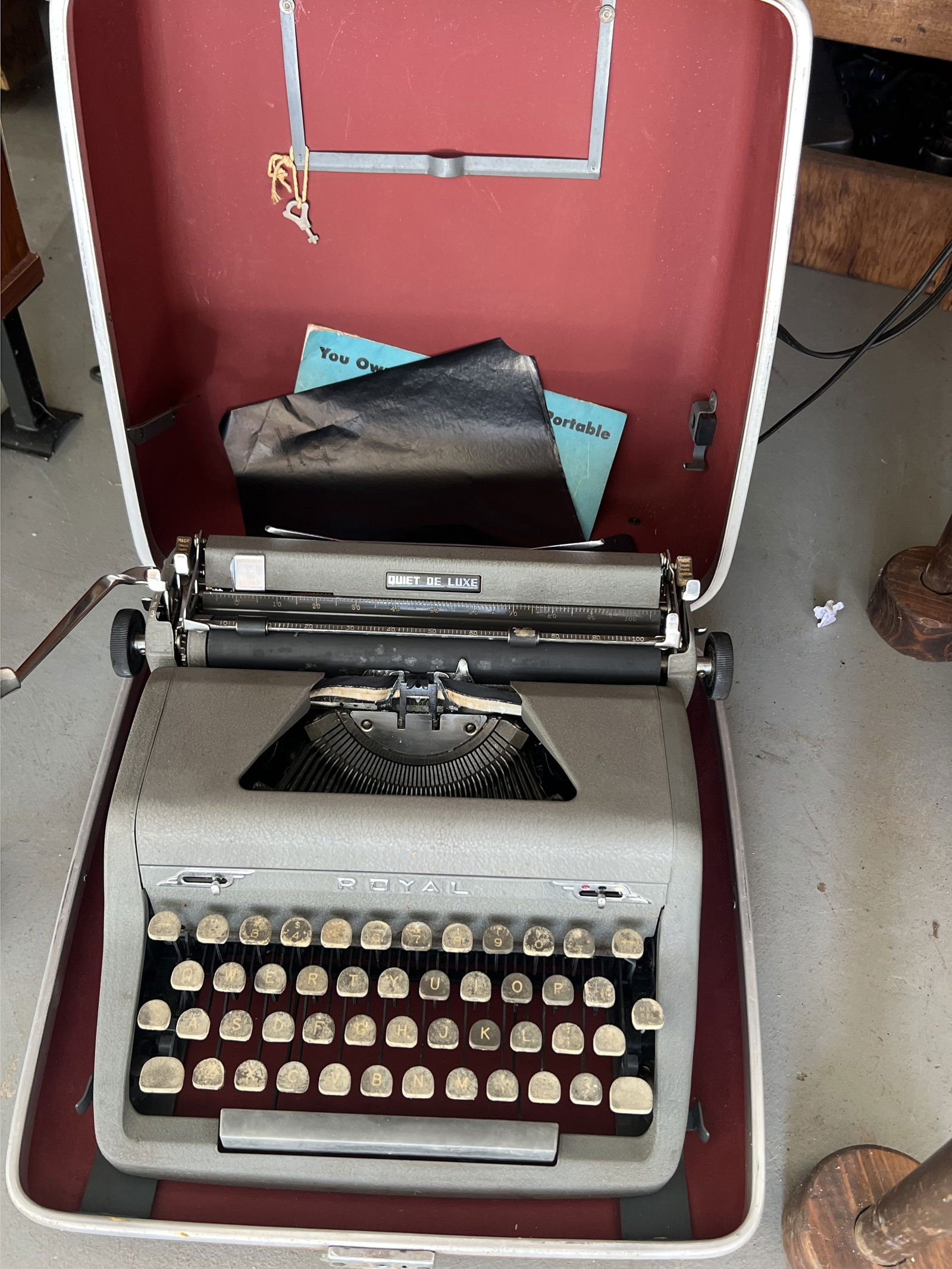 Royal Quiet De Luxe Typewriter (1 of 5)