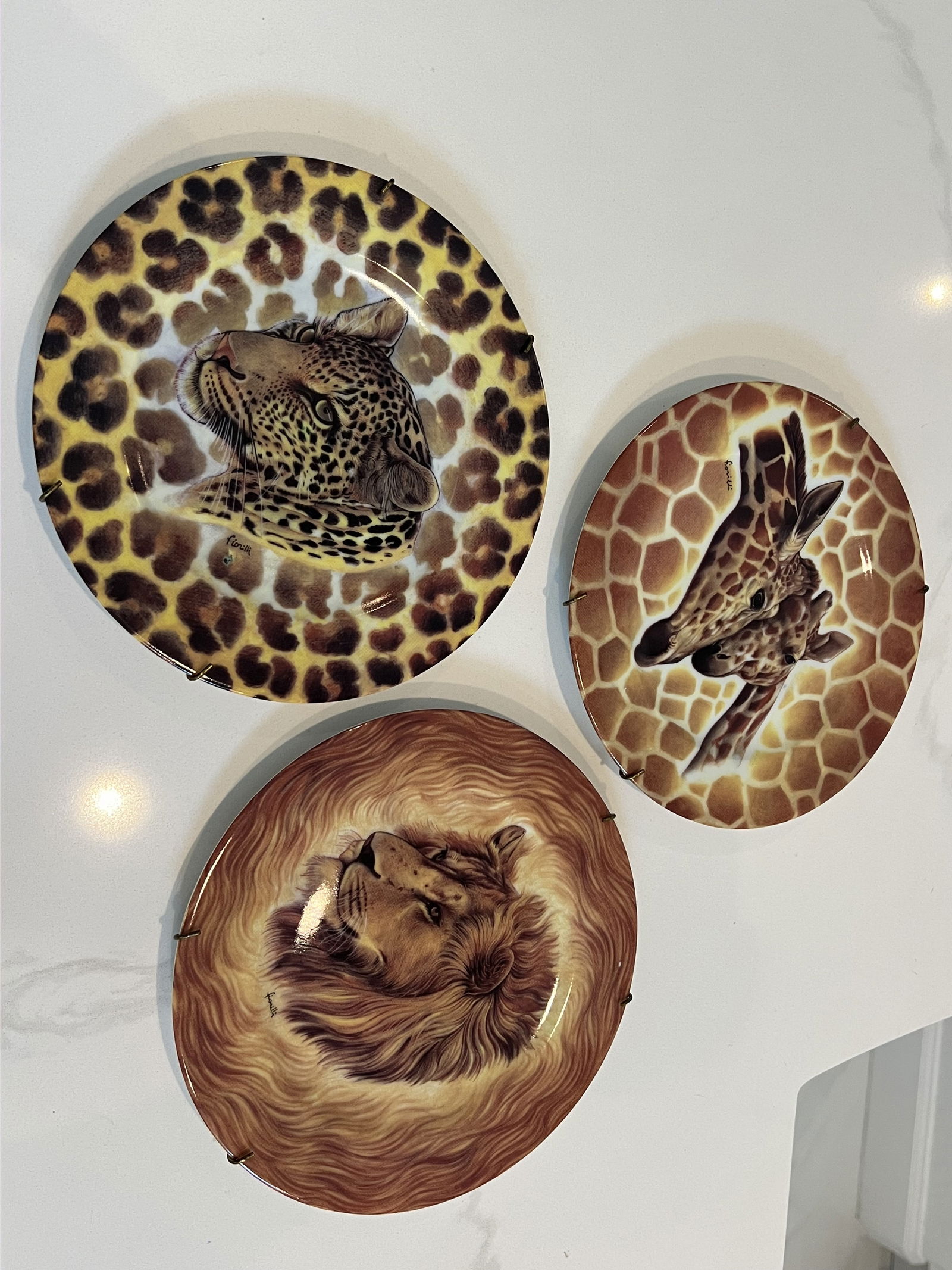 (3) Limoges Wildlife Safari Animals Set of 3: Saint Martin Limoges African Safai animals porcelain plates. Ready to hang. Dimensions : Dia: 7.5" Condition: Presenting well. Low Estimate: 50High Estimate: 100