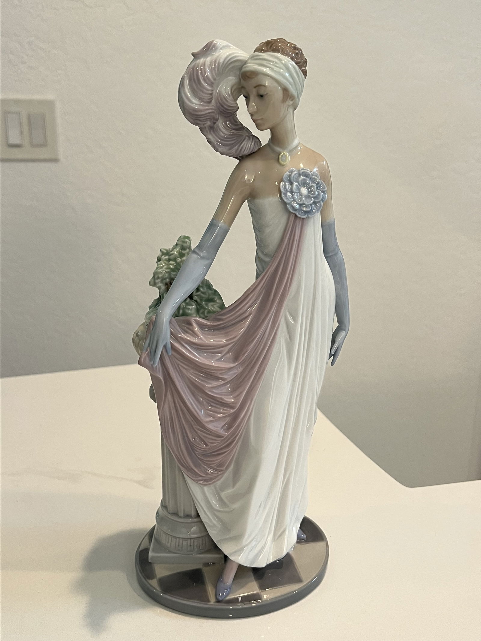 Lladro Socialite of the 20's Figurine: Lladro 6283 "The Socialte of the 20's". Dimensions: H 13.5" x W 6" Condition: No issues to note High Estimate: 300Low Estimate: 200