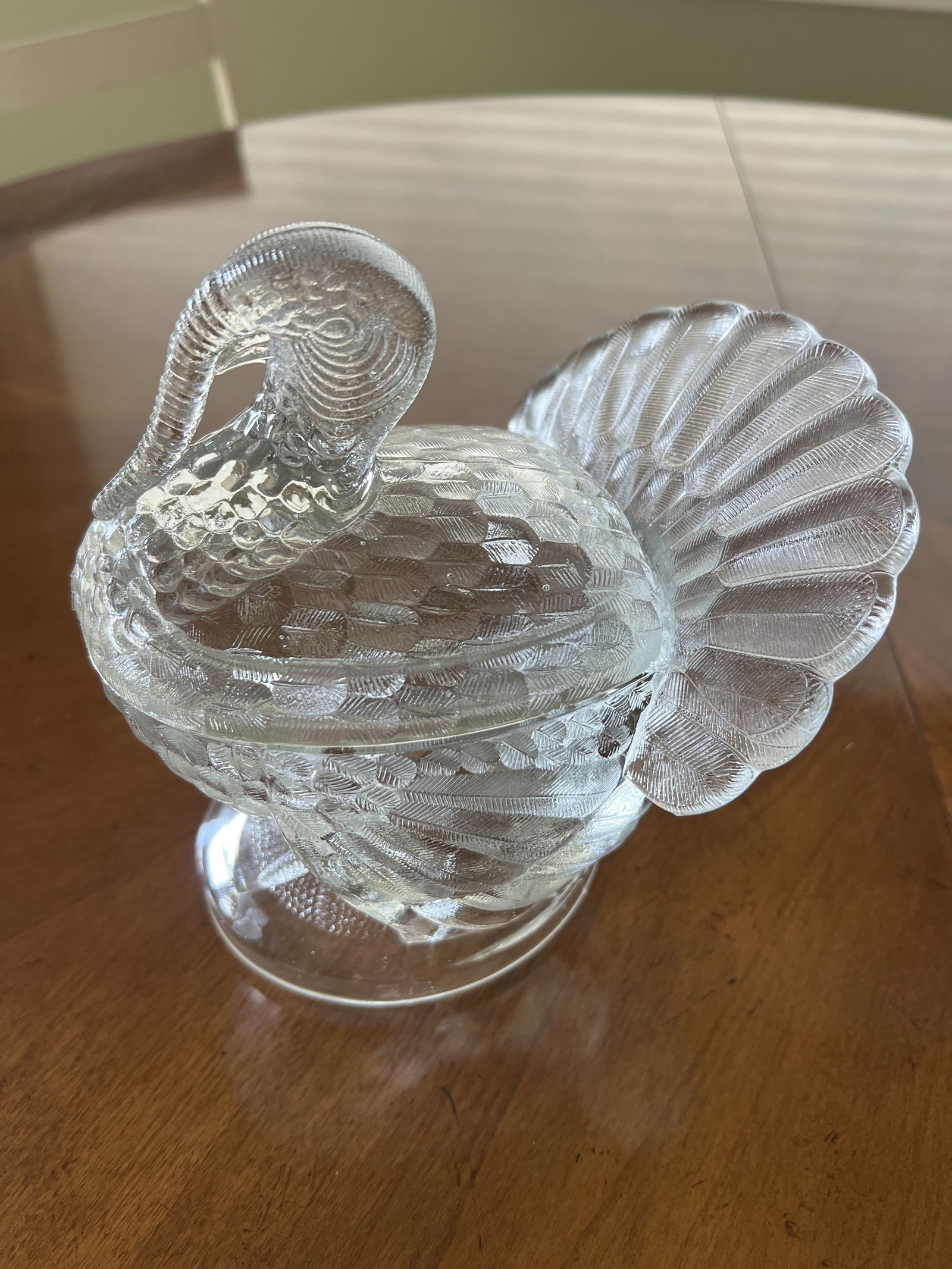 L E Smith Clear Carnival Glass Turkey: A lidded glass turkey dish. Dimensions: H 7" x W 7" Condition: No issues to note. Low Estimate: 10.00High Estimate: 10000.00